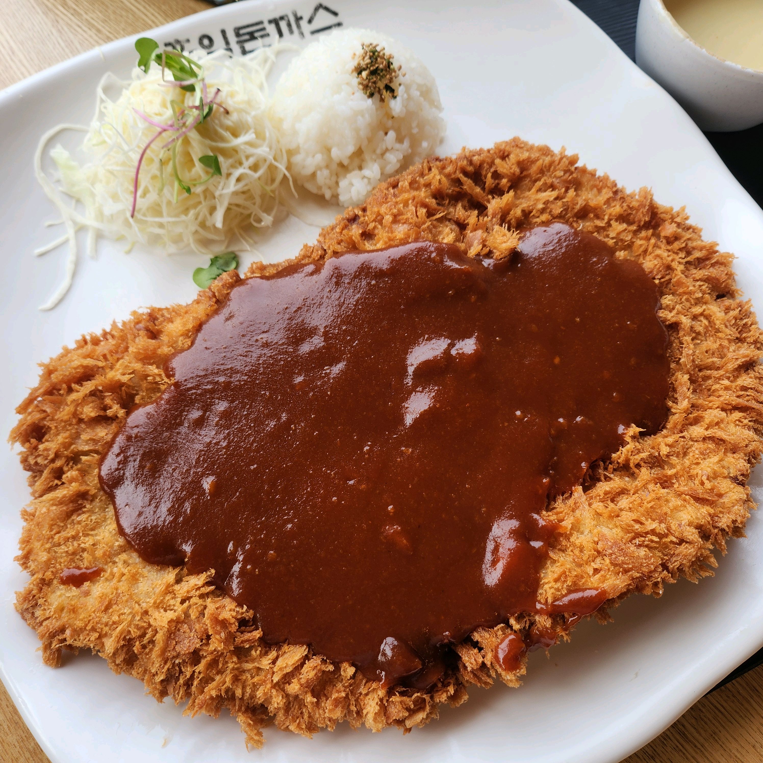 스파이시 까르보나라 맛있네요 ♡ 피클이 떨어졌다고해서 조금 황당했지만 맛있게 먹었습니다.