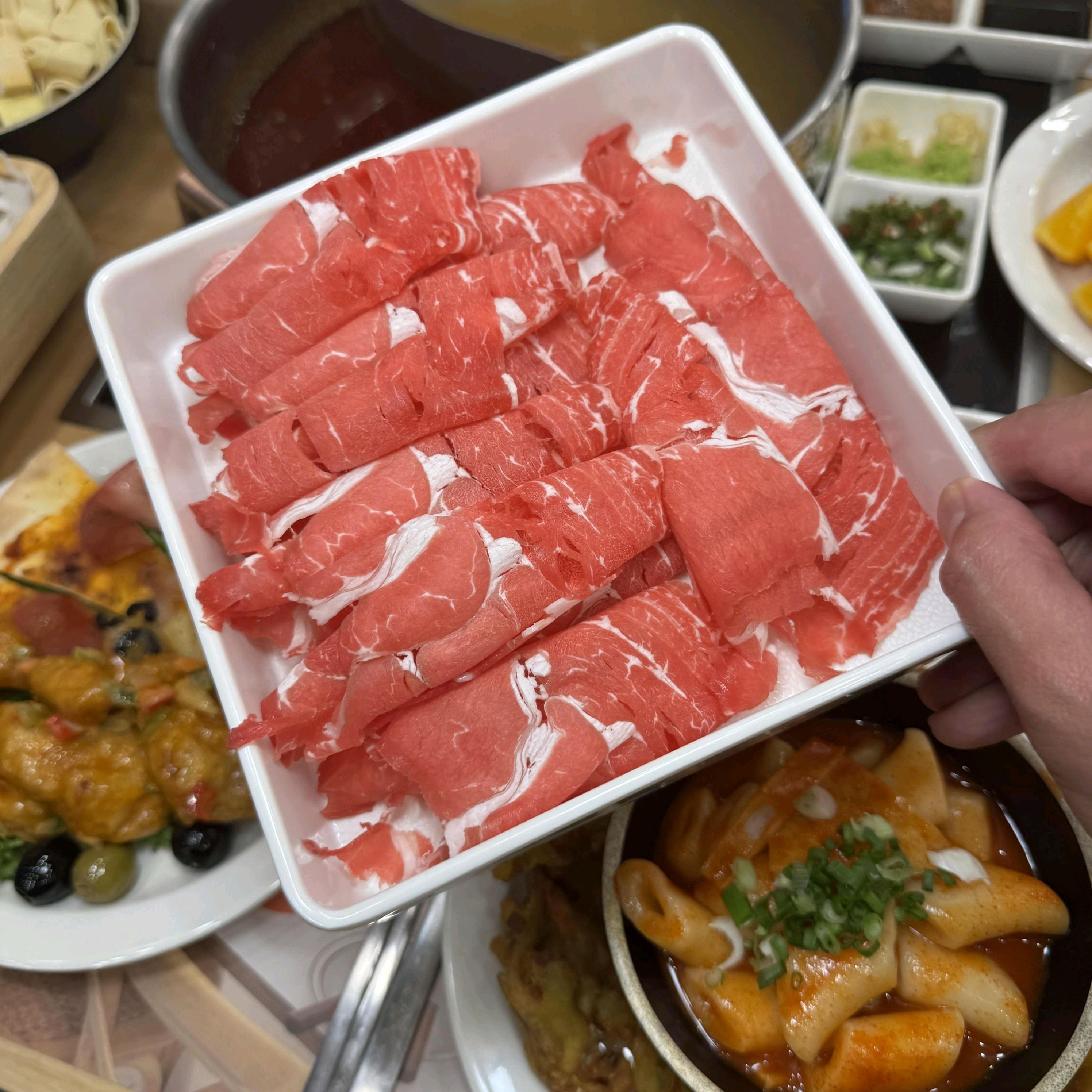 만족스러운 식사였네요. 여자친구랑 오랜만에 샤브샤브 먹으러 왔는데 소고기가 정말 좋은 품질