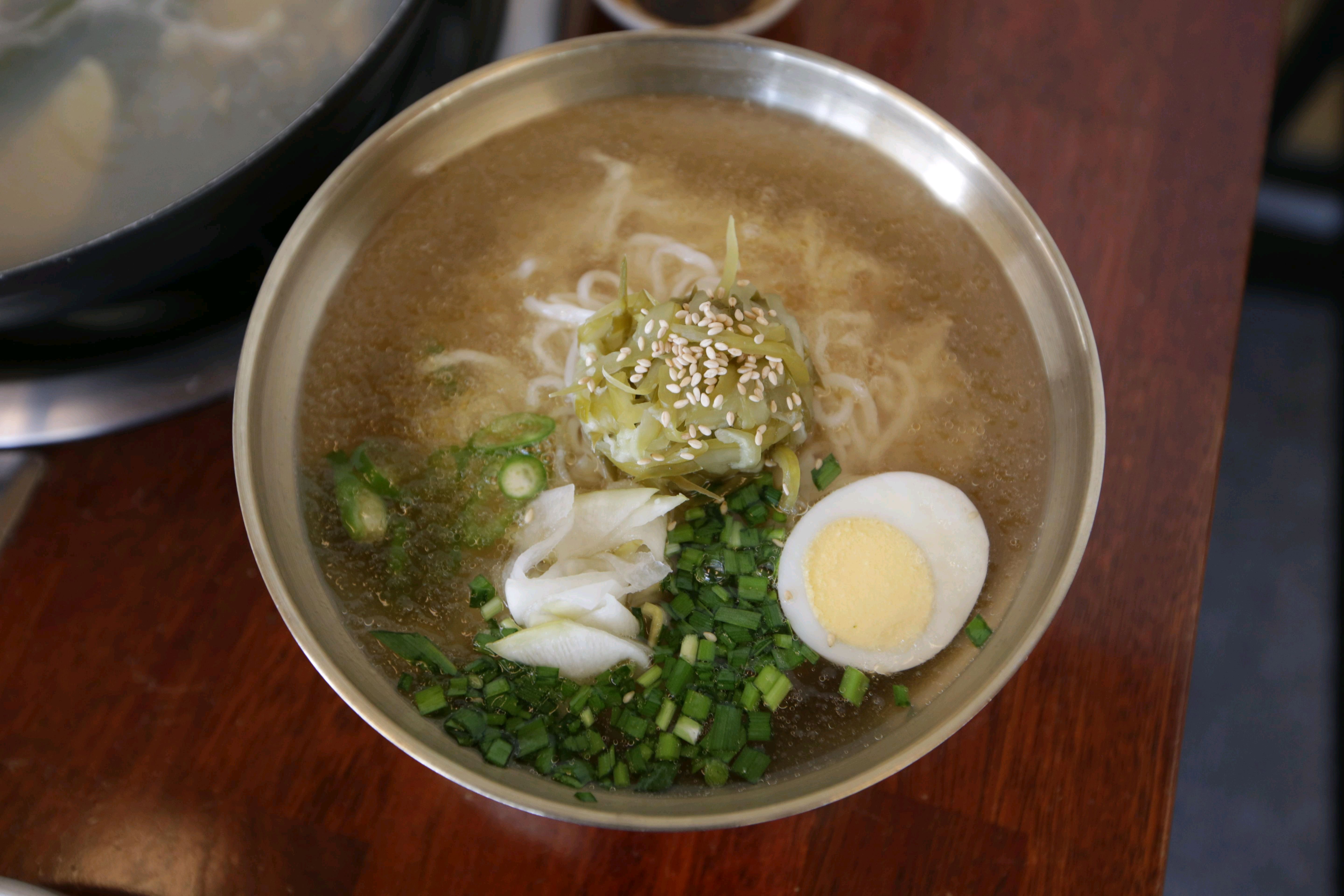 음식들이 다 잘 나오고 맛있네요. 백합칼국수가 대표메뉴라길래 주문했는데 국물이 시원하고 백