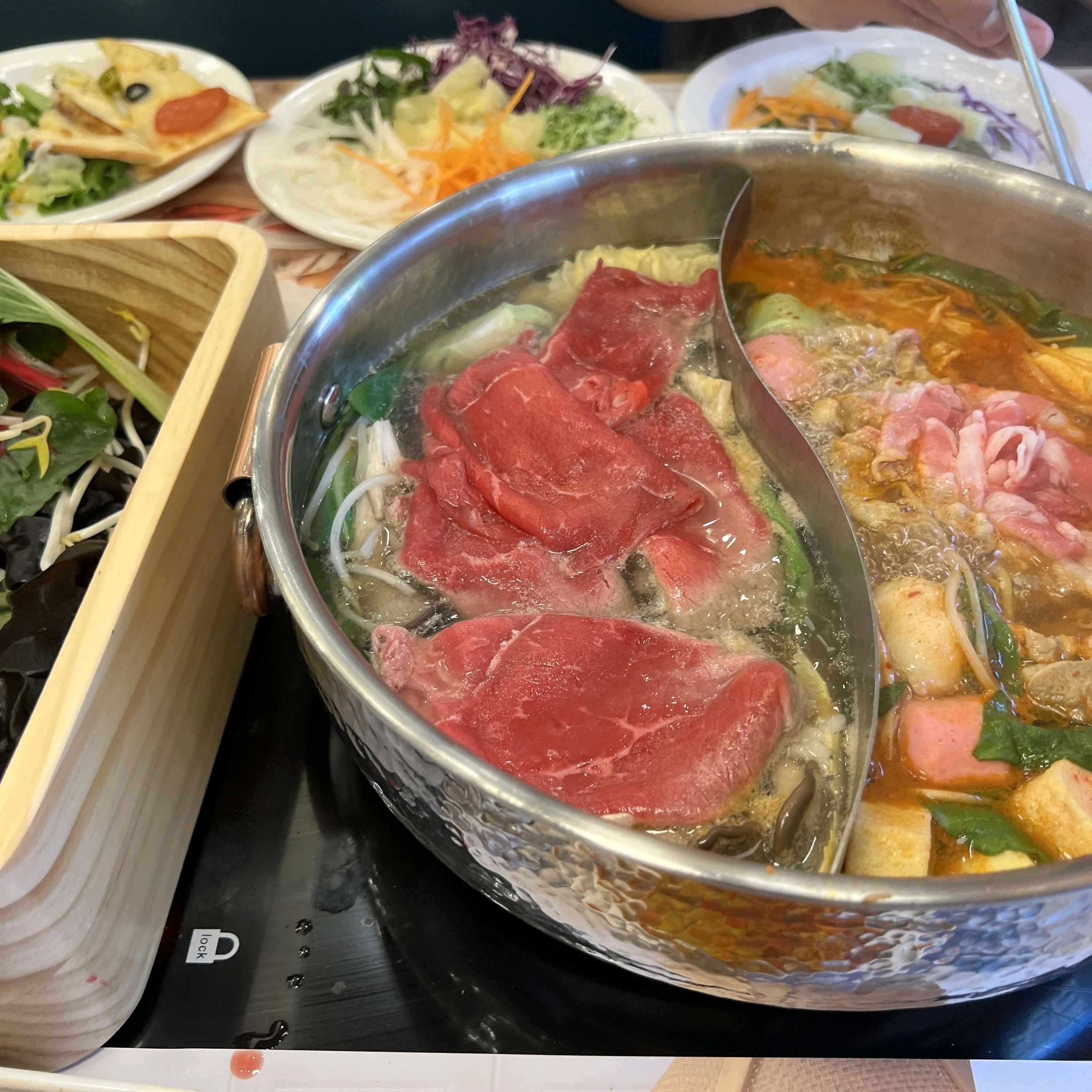 소고기 품질이 정말 좋았어요. 신선한 야채랑 어우러져서 국물 맛도 일품이었고 다양한 소스들