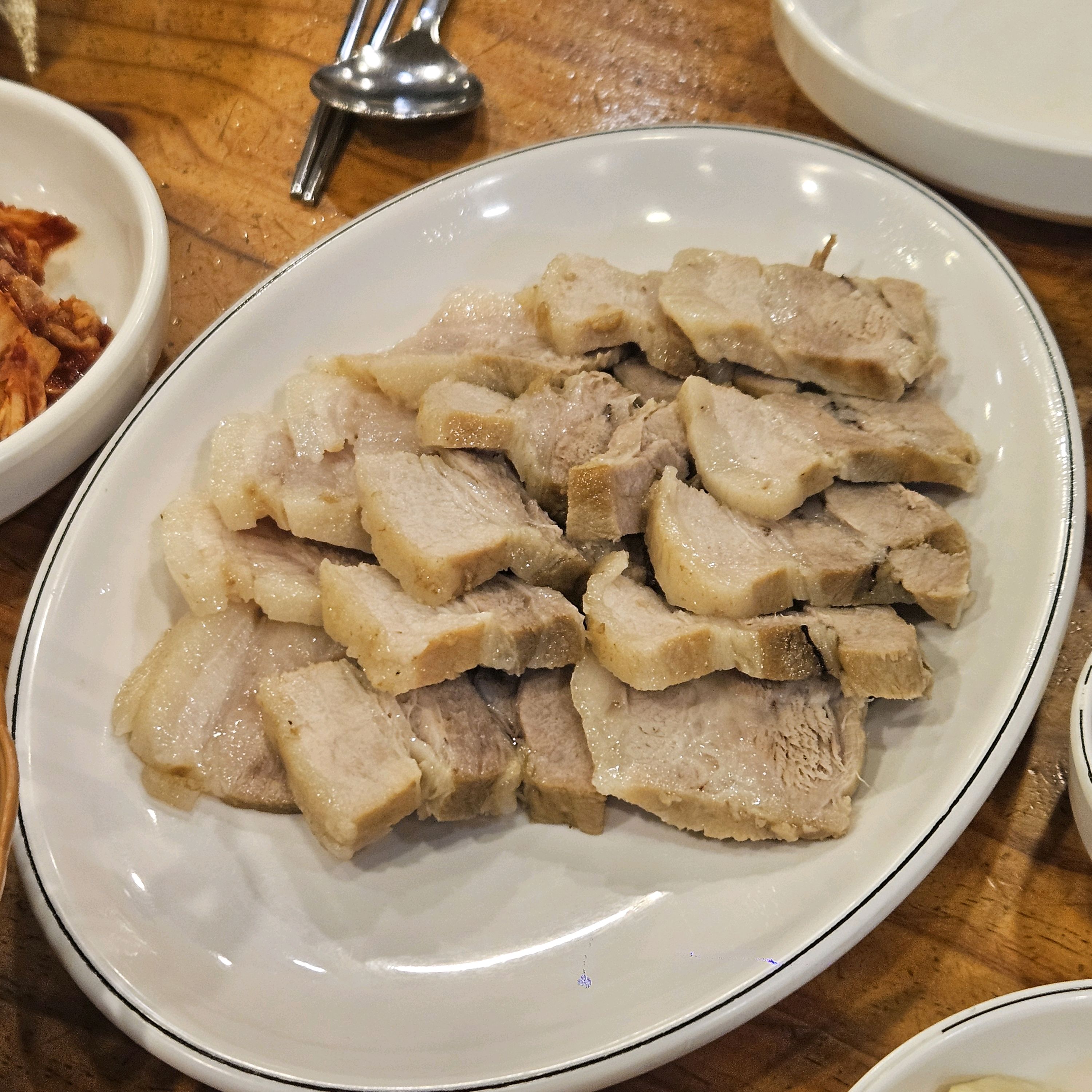 칼국수랑 수육을 시켰습니다. 칼국수는 고명으로 올라간 들깨가 아주 킥입니다!!! 국물도 너