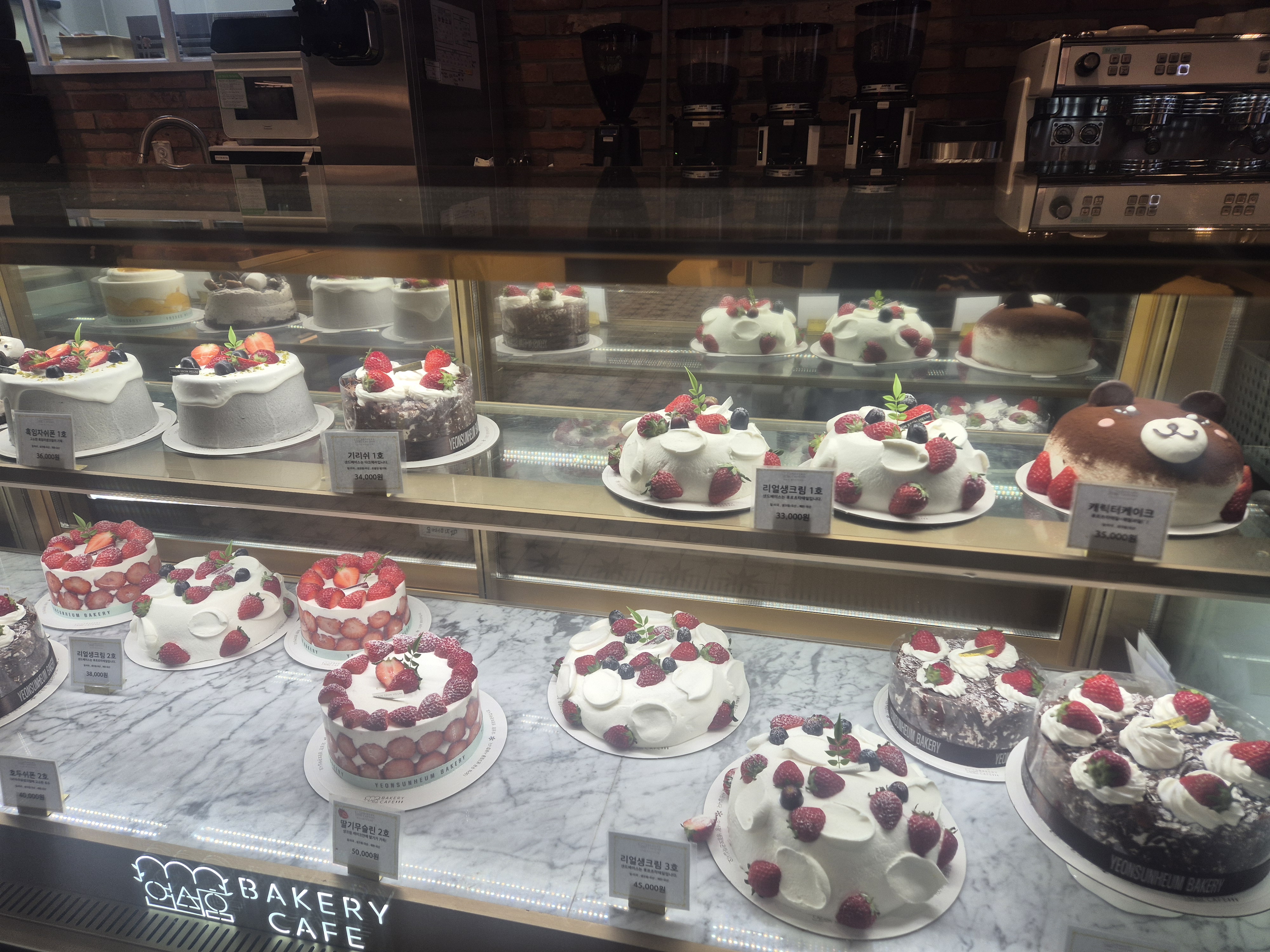 2층은 처음 가봤는데 좌석도 다양하고 넓어서 좋음 - 대전 맛집 연선흠베이커리카페