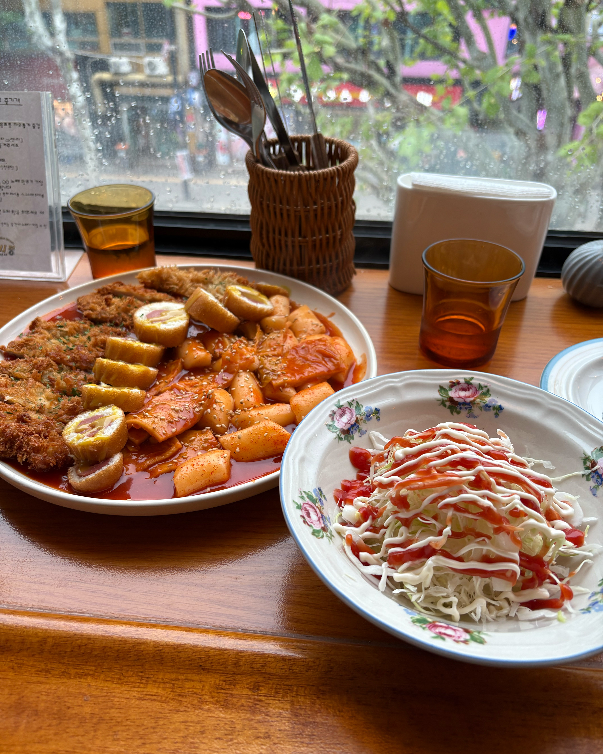 오늘 비가 와서 운치가 더욱 있었습니다 음식도 맛있게 잘 먹었구 사장님도 너무 친절 하십니