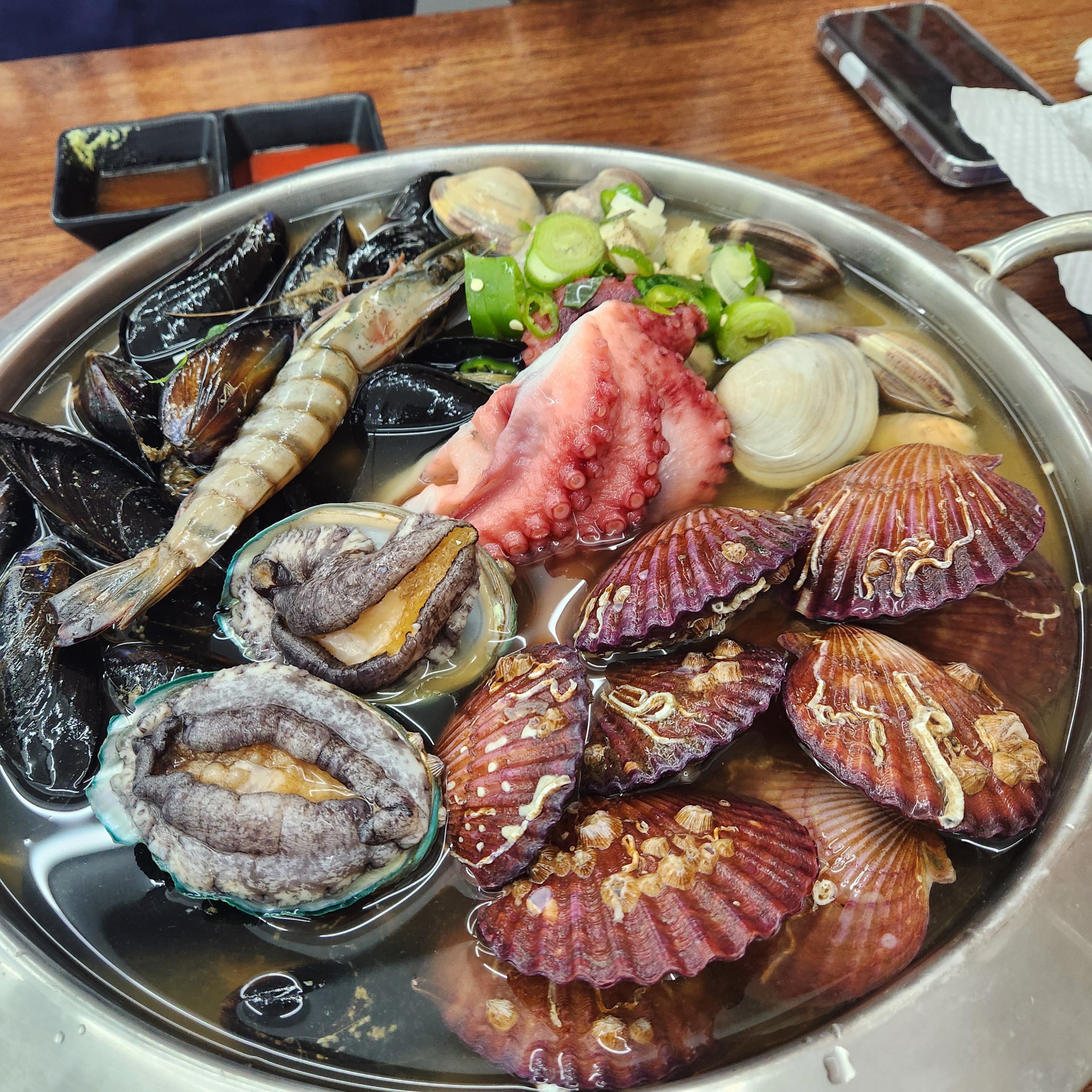 재료 신선하고 맛있어요~ 추가로 시킨 감자전도 별미네요~!!김치까지 맛있음 메뉴다양해서 다