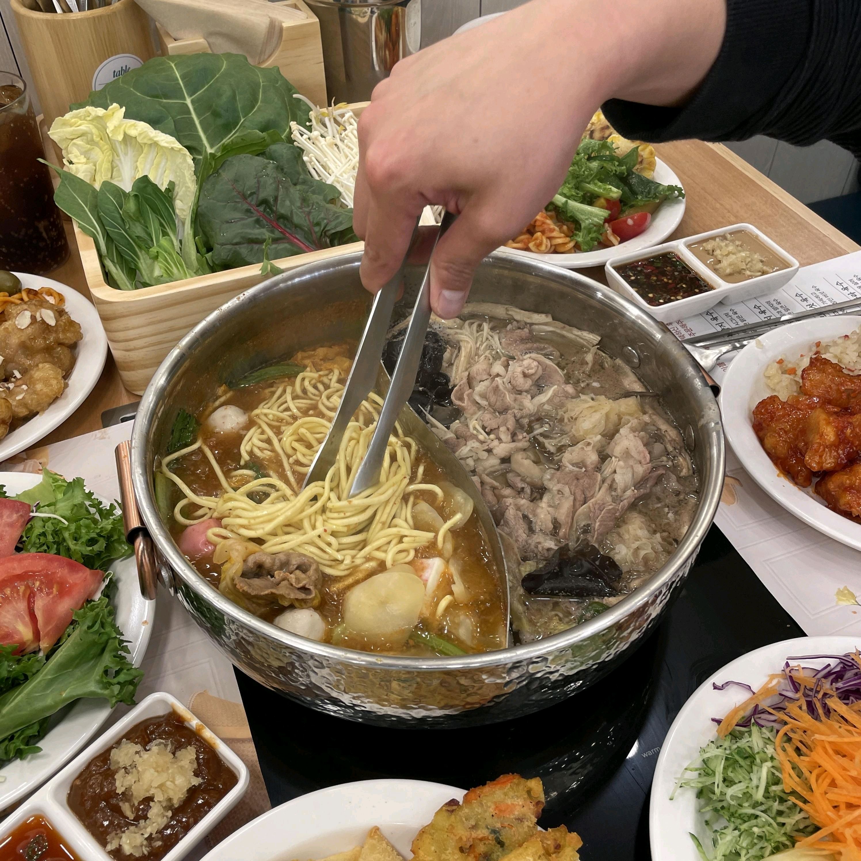 소고기 샤브샤브에 샐러드바랑 월남쌈까지 무제한이라니 완전 만족스러웠어요 죽도 먹고 싶을 때