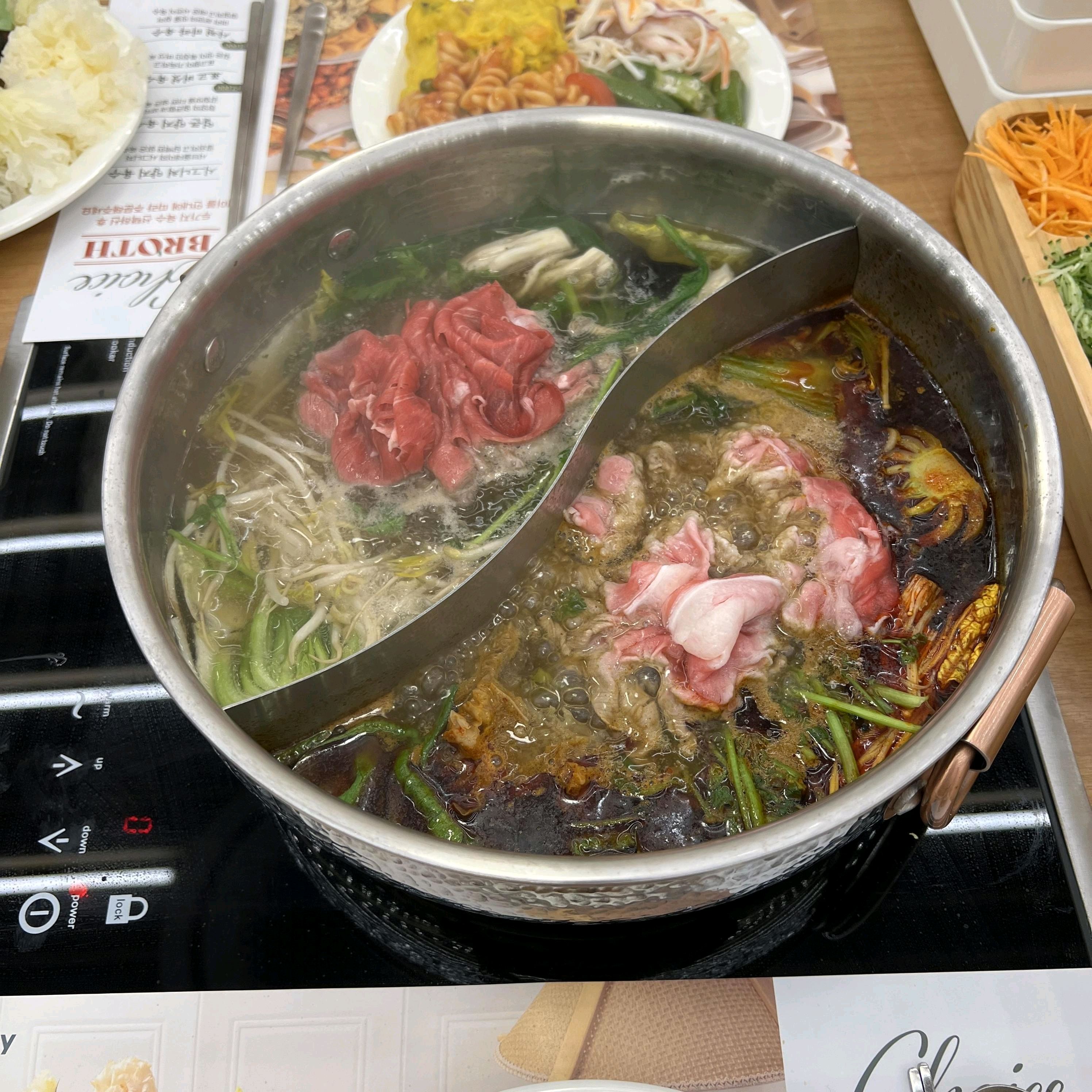 샐러드바에서 신선한 야채들 맘껏 담아먹는 재미 있네요 남자친구랑 이색적인 데이트 코스로 딱
