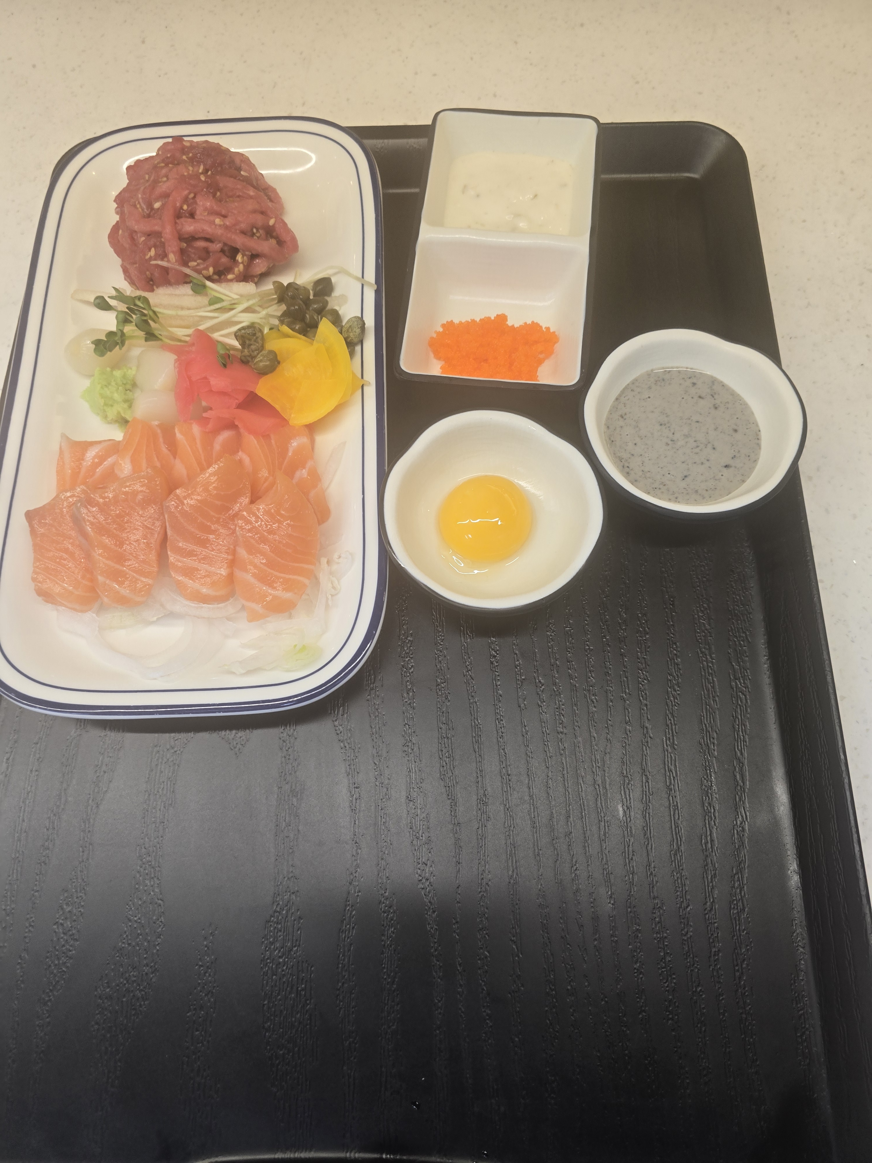 육회.연어 퀄리티 실화인가요? 연어도 탱탱하니 너무 맛있는거 같아요 다른 저렴한 가게들은