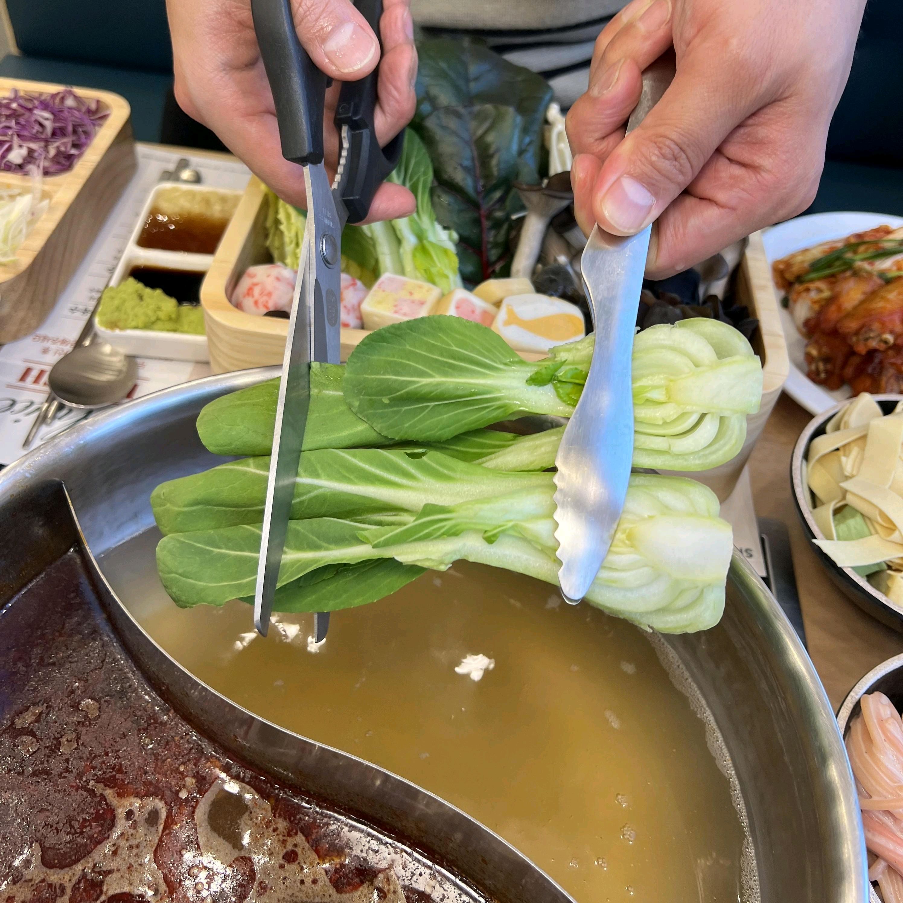소고기 샤브가 확 땡기던 날 남자친구랑 방문했는데 넉넉한 양 덕분에 배부르게 먹었네요 샐러
