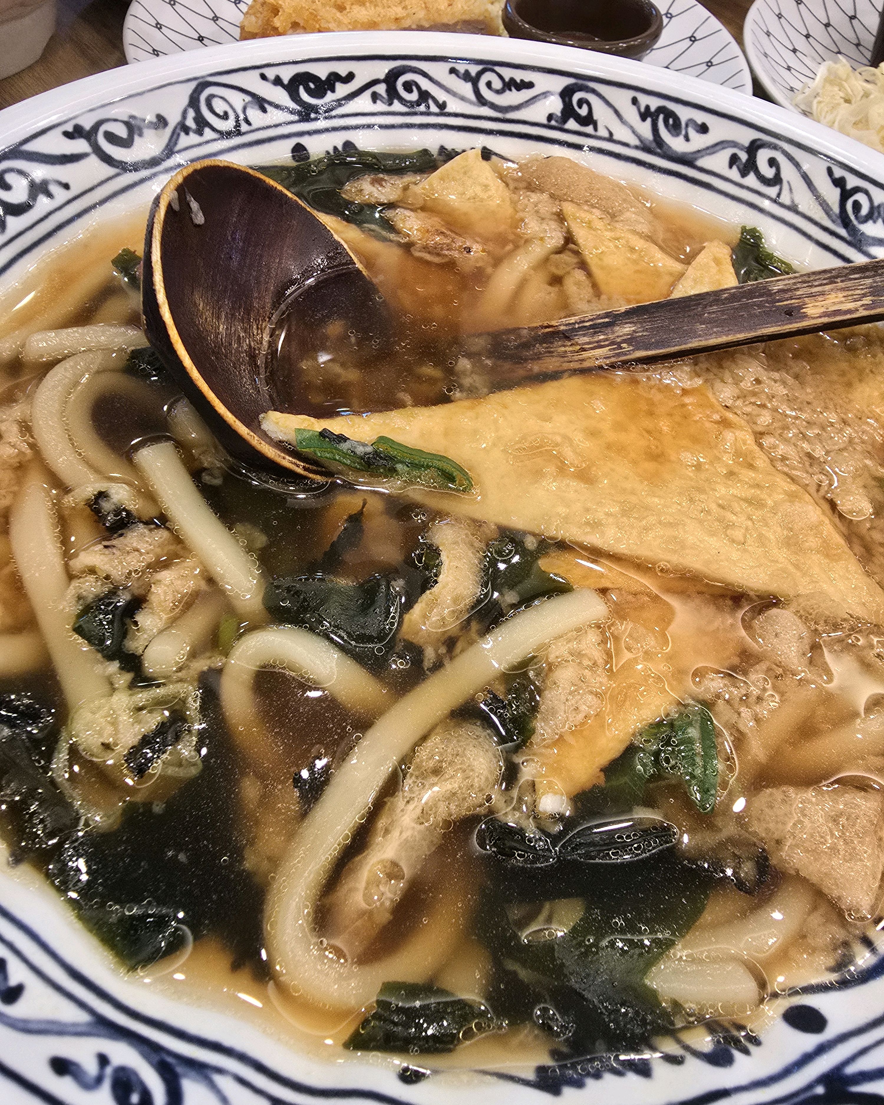맛있어요 비와서그런가 웨이팅없이 들어왔어요 좋아요 우동이랑 소바정식으로 골고루 먹었어요 - 성성동 맛집 삼동소바 성성점