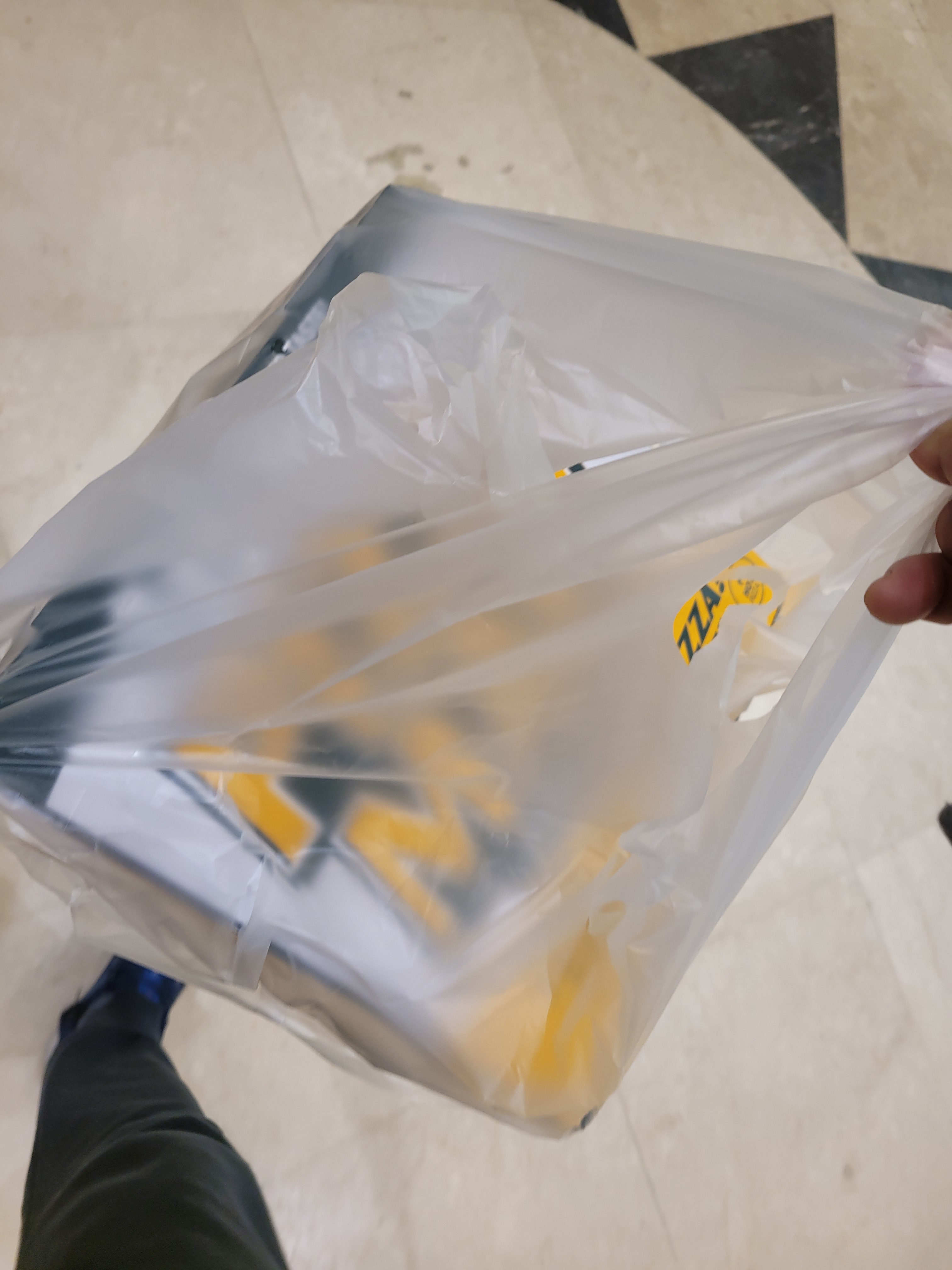 베이컨 웨지 포테이토 피자 포장해왔어요. 피자부페는 없고 한판단위로 판매하는데, 가격대비