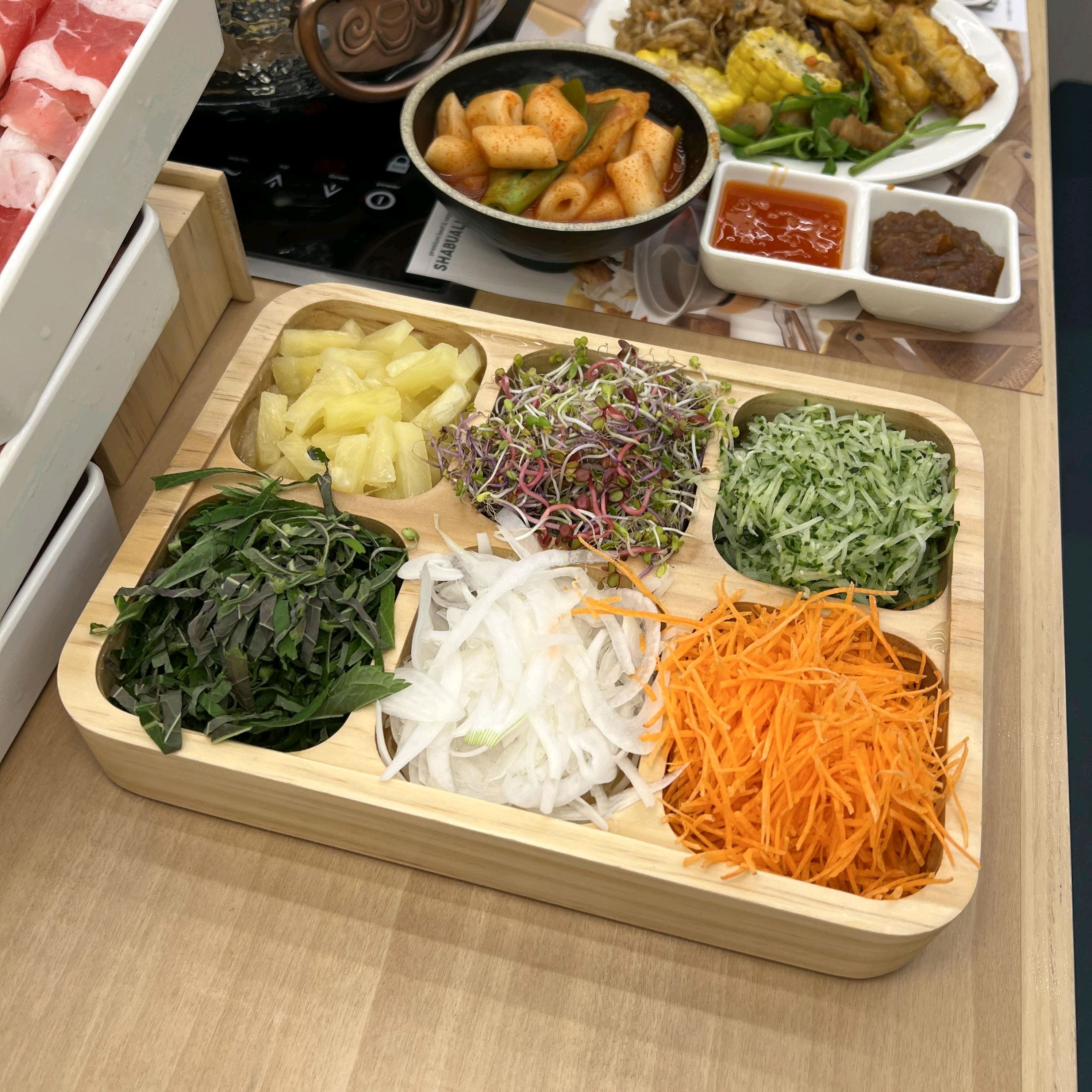 든든하게 배불러 질 때까지 월남쌈이랑 죽으로 배채우고 샐러드에 디저트까지 실컷 먹었네요 핫