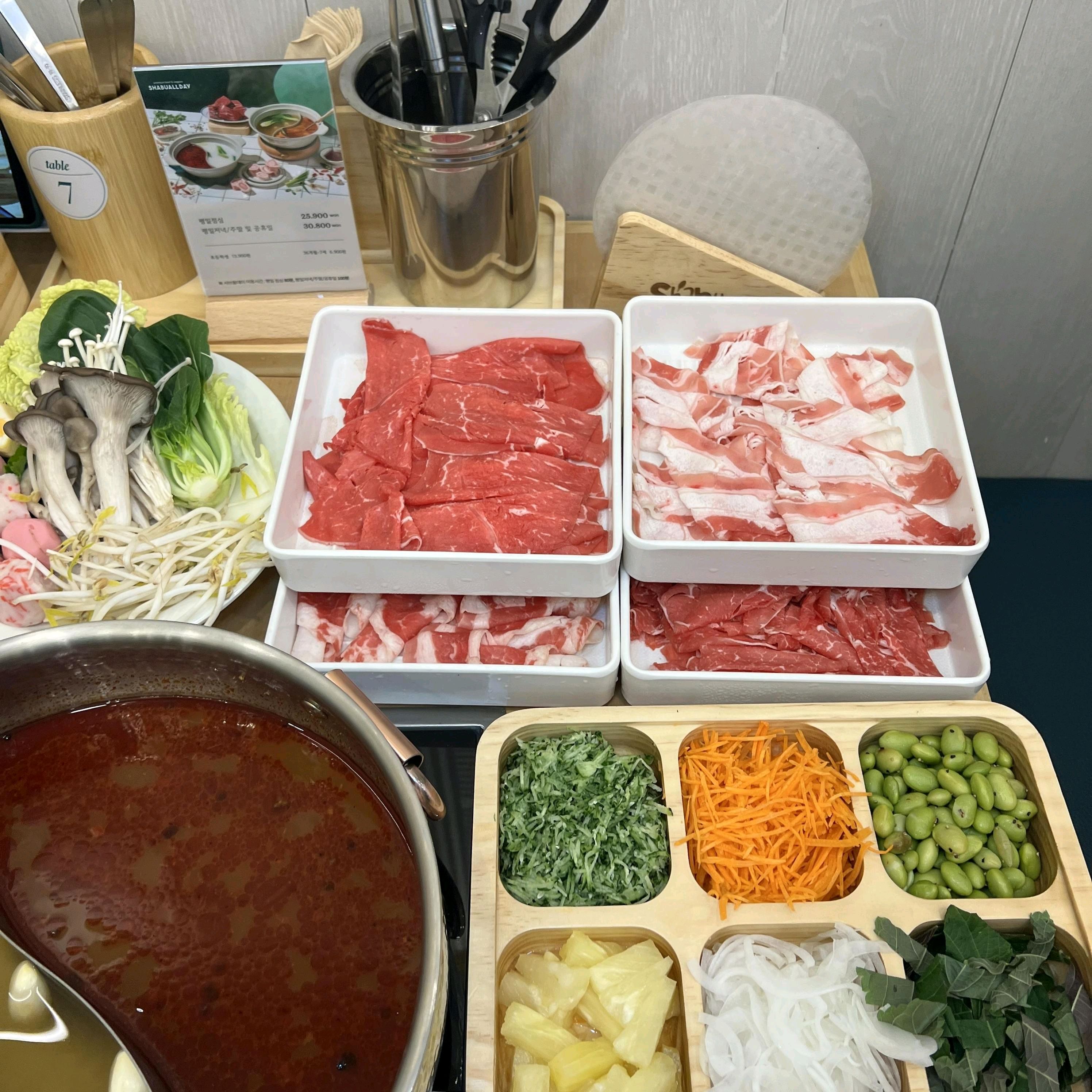 샤브샤브 무제한에 샐러드바까지 있어서 부모님과 함께 방문했는데 정말 만족스러웠네요 프리미엄