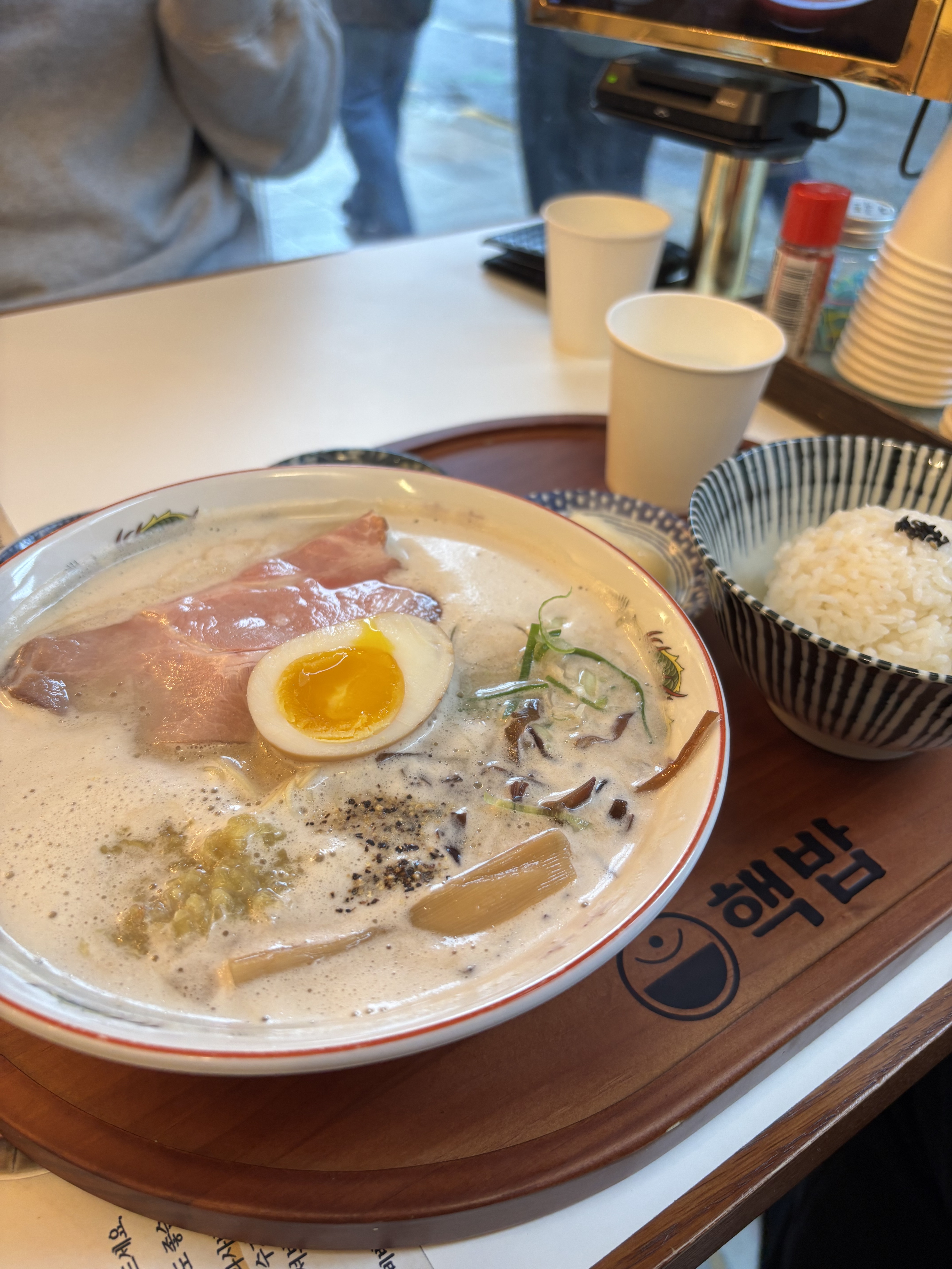근처 병원 갔다가 종종 들리는 곳이에요~ 혼밥하기 좋게 테이블 배치되어있고 음식도 깔끔하게