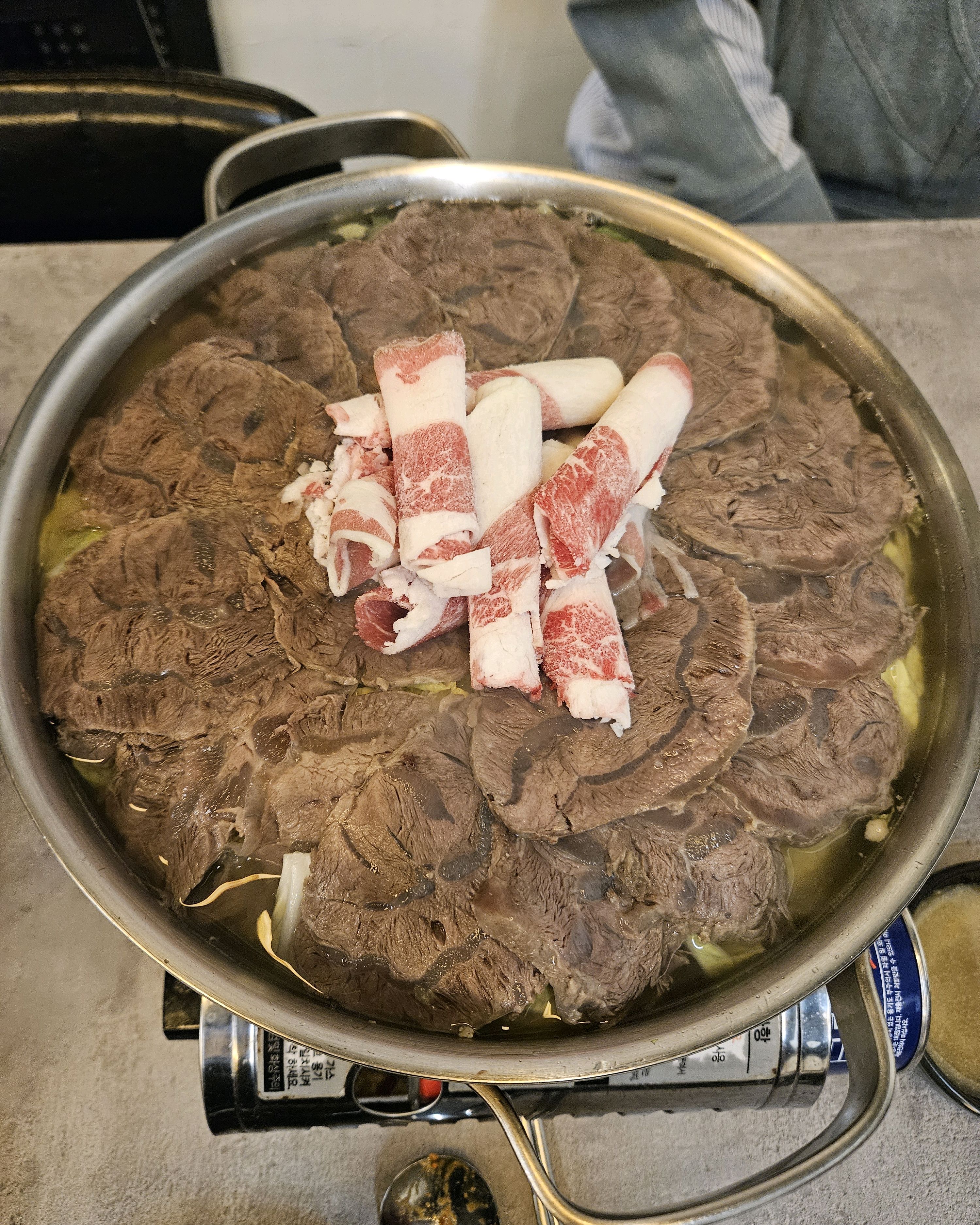 사태가 너무 부드럽고 국물은 담백하고 두부김치도 너무 맛있고 가족 모두 만족합니다😁😁 - 천호동 맛집 스지사태&칼국수