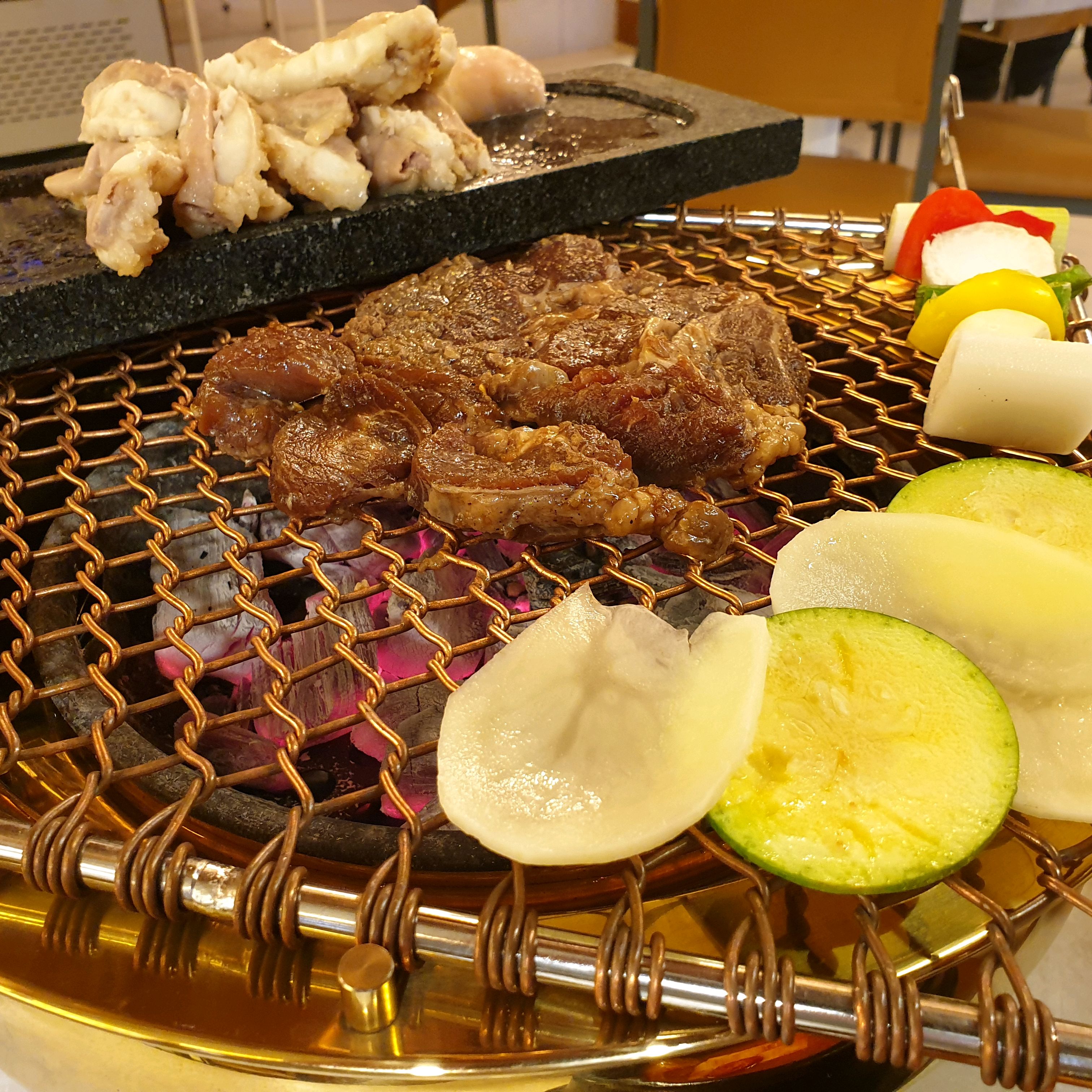 밑반찬이 하나같이 정갈하고 맛있어서 식사 시작 전부터 기분이 좋았습니다. 돼지갈비는 양념이