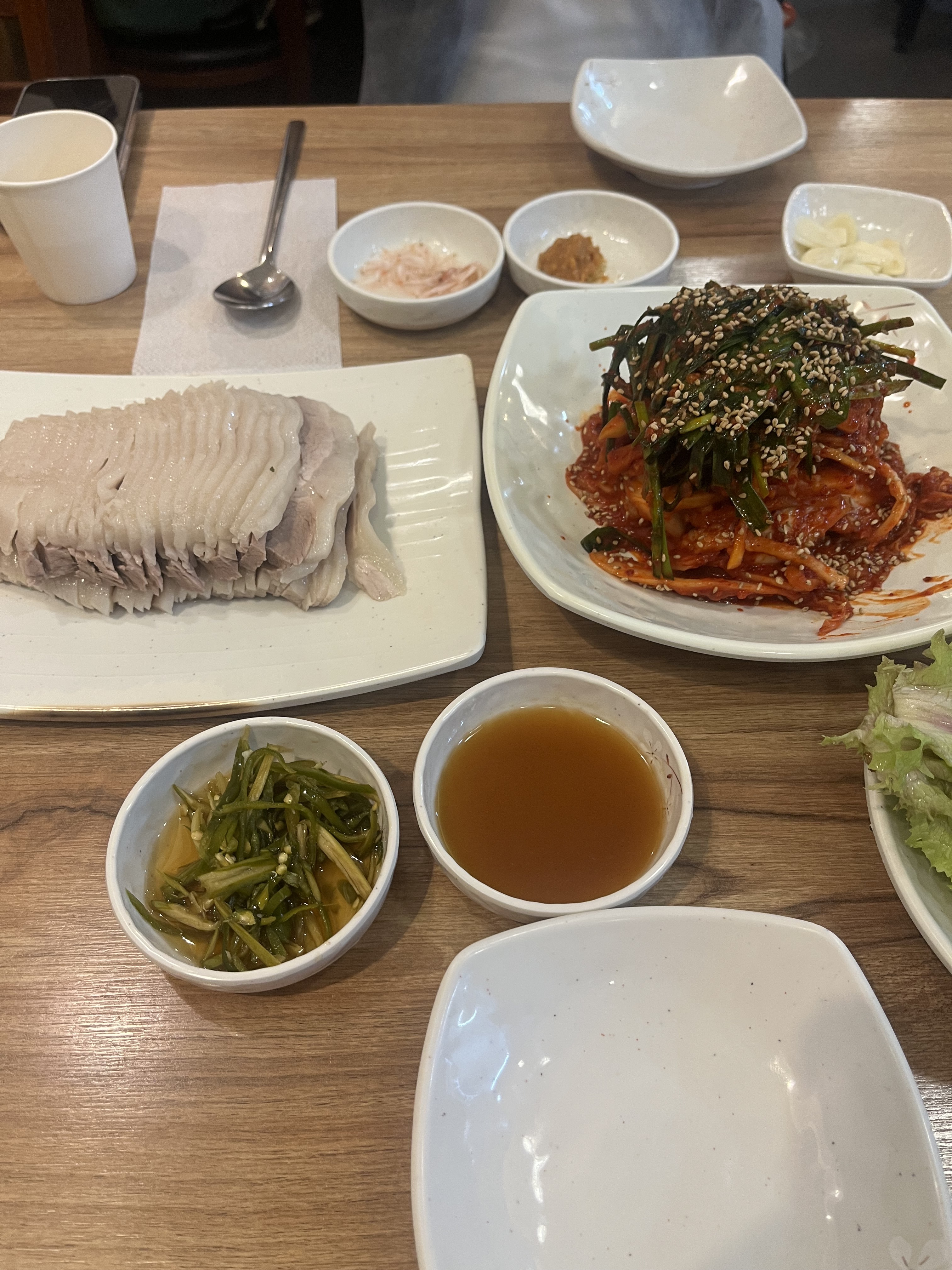 보쌈이 고소하고 맛있어요. 같이나오는 김치도 맛있습니다! - 안양 맛집 원더풀보쌈 안양평촌 본점