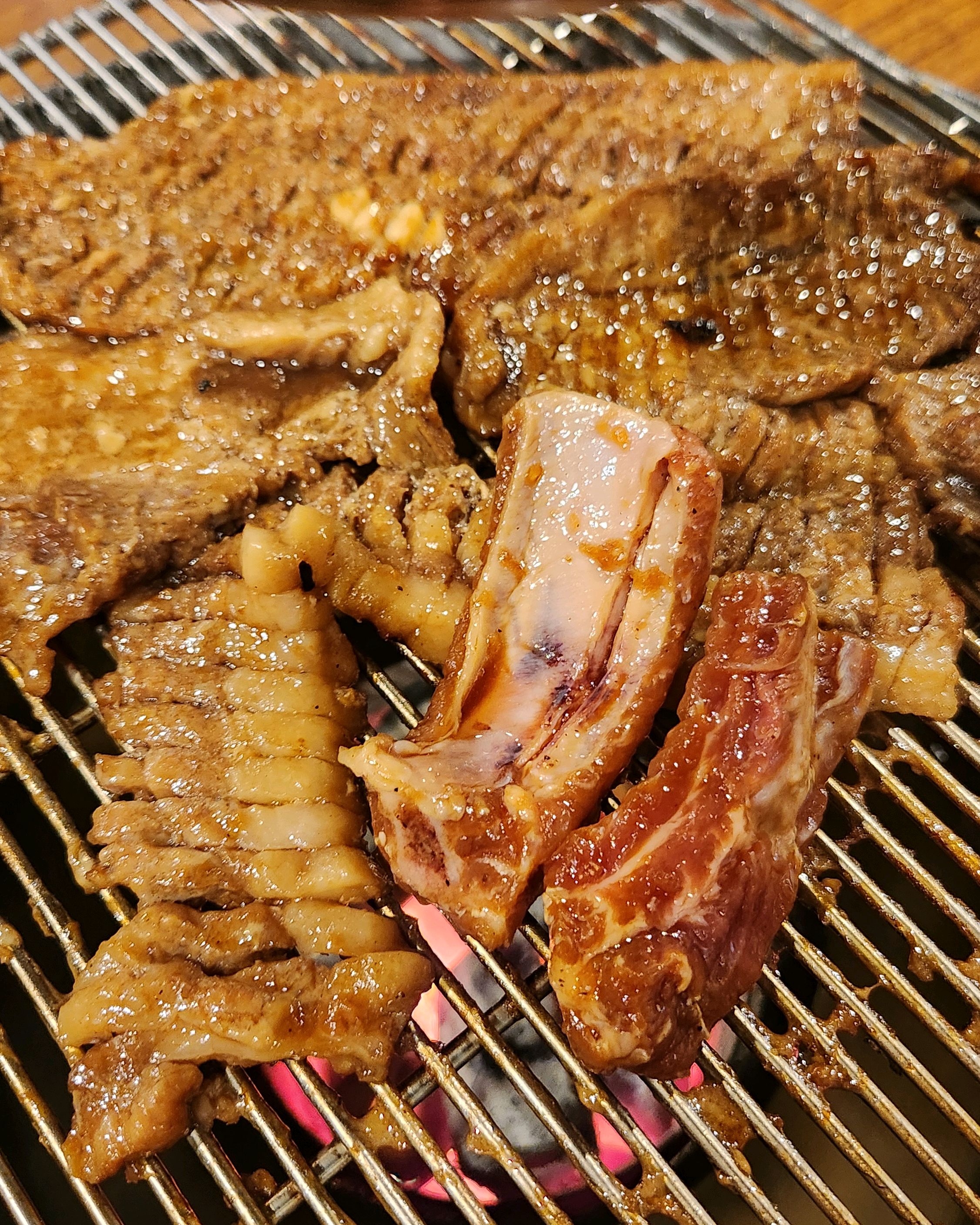 고기집에서 머니머니해도 고기의 질이 제일 중요하죠 👍 전그래서 서민갈비가 좋아요 가족모두