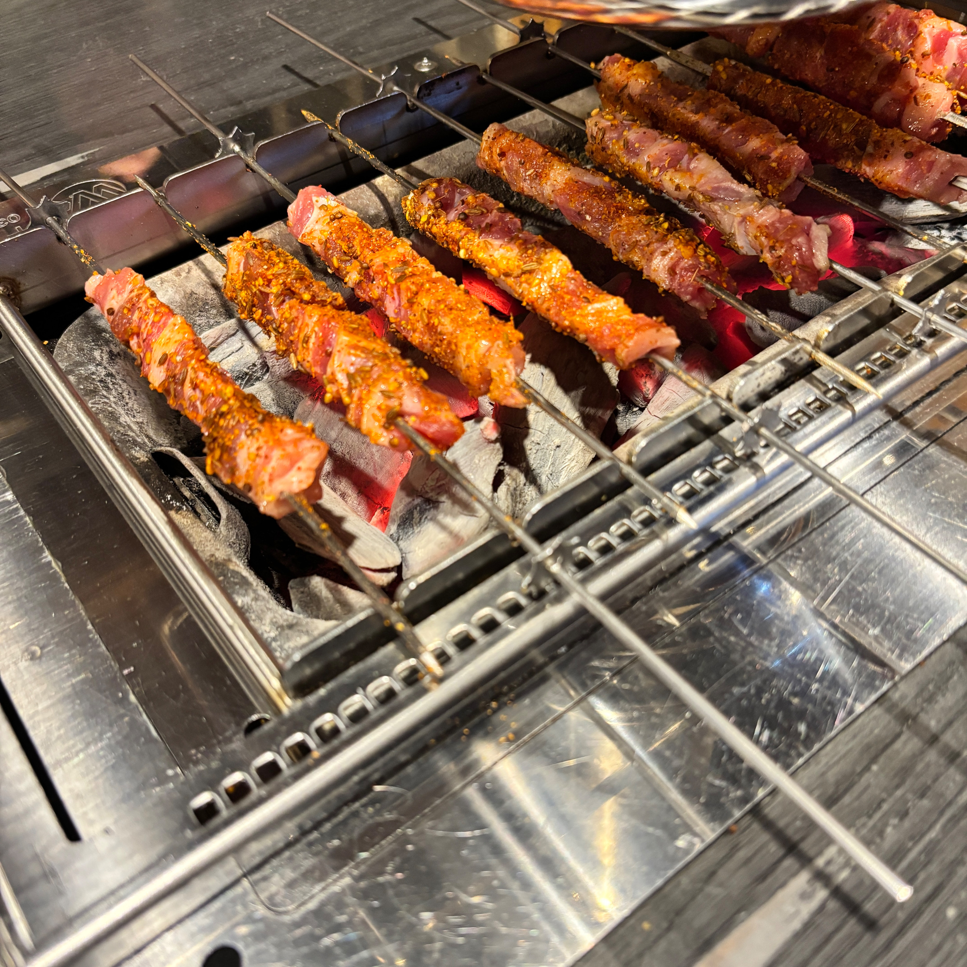 양꼬치 너무 맛있어요 어린양이라 그런지 엄청 부드럽고 냄새도 안나고 양이 넉넉해서 진짜 맛