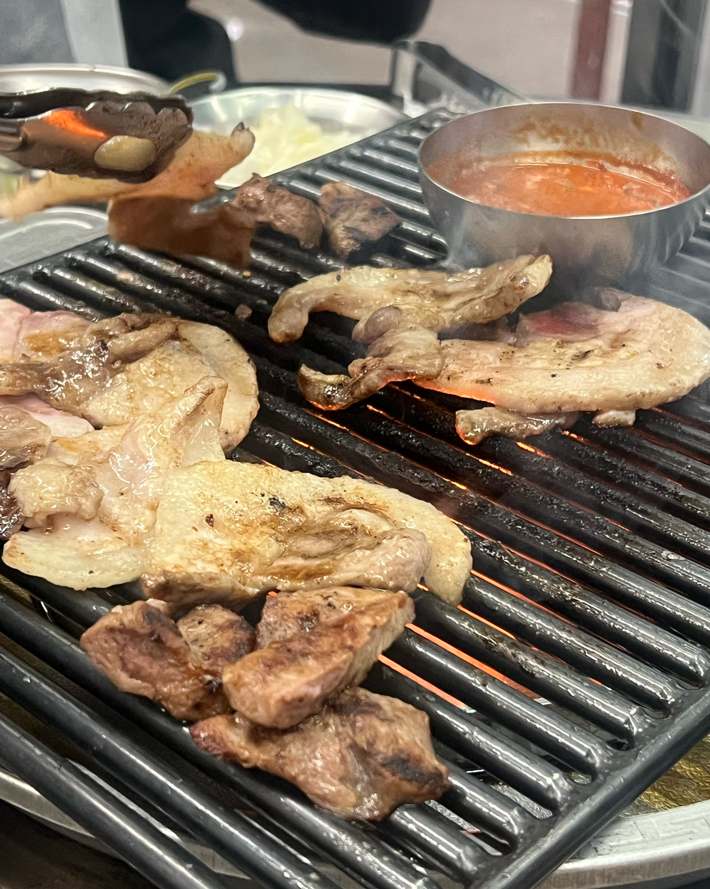 엄청 친절하시구 직접 구워주시고 고기도 맛있어요!!! - 천호동 맛집 천호 모소리
