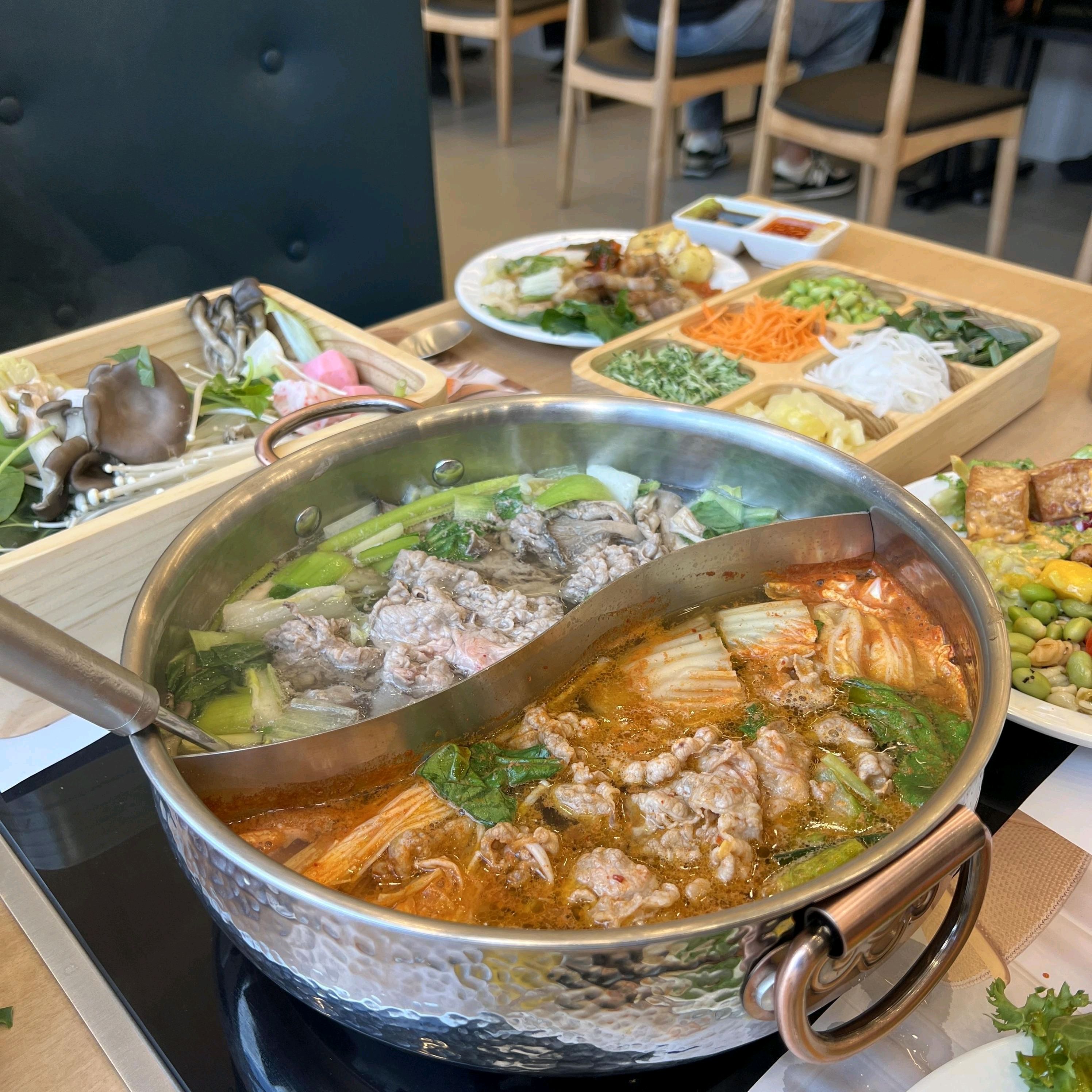 정말 맛있는 샤브샤브 했어요. 취향에 맞게 육수까지 고를 수 있어서 좋았어요. 신선한 야채