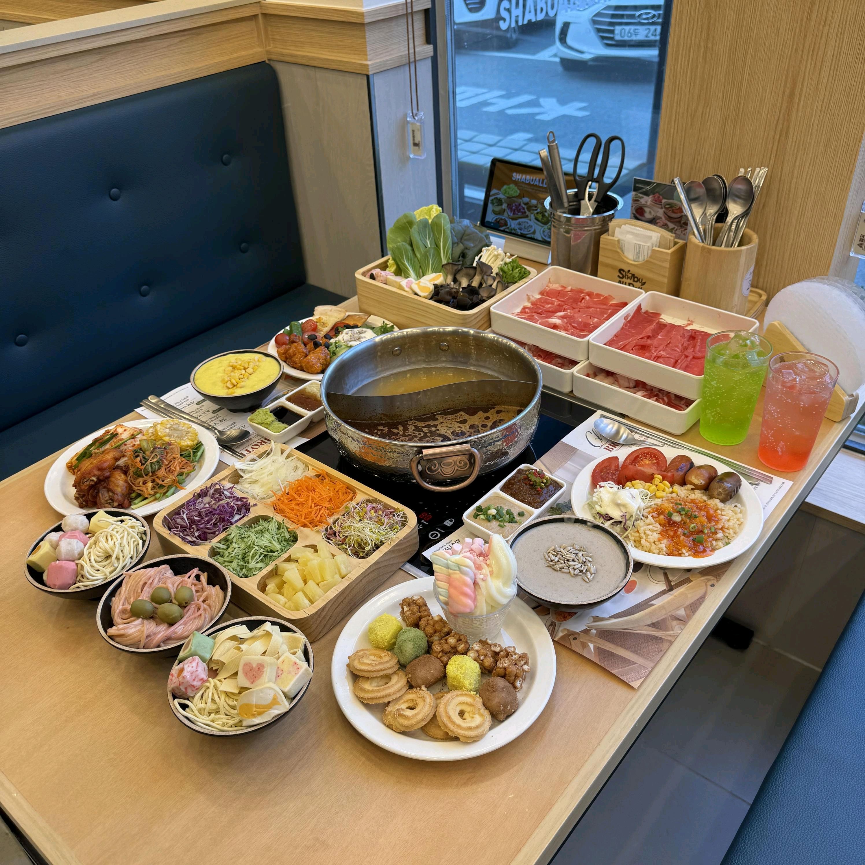 특제 육수가 진하고 깔끔했어요 프리미엄 소고기 샤브샤브가 정말 담백하고 맛있었네요 신선한