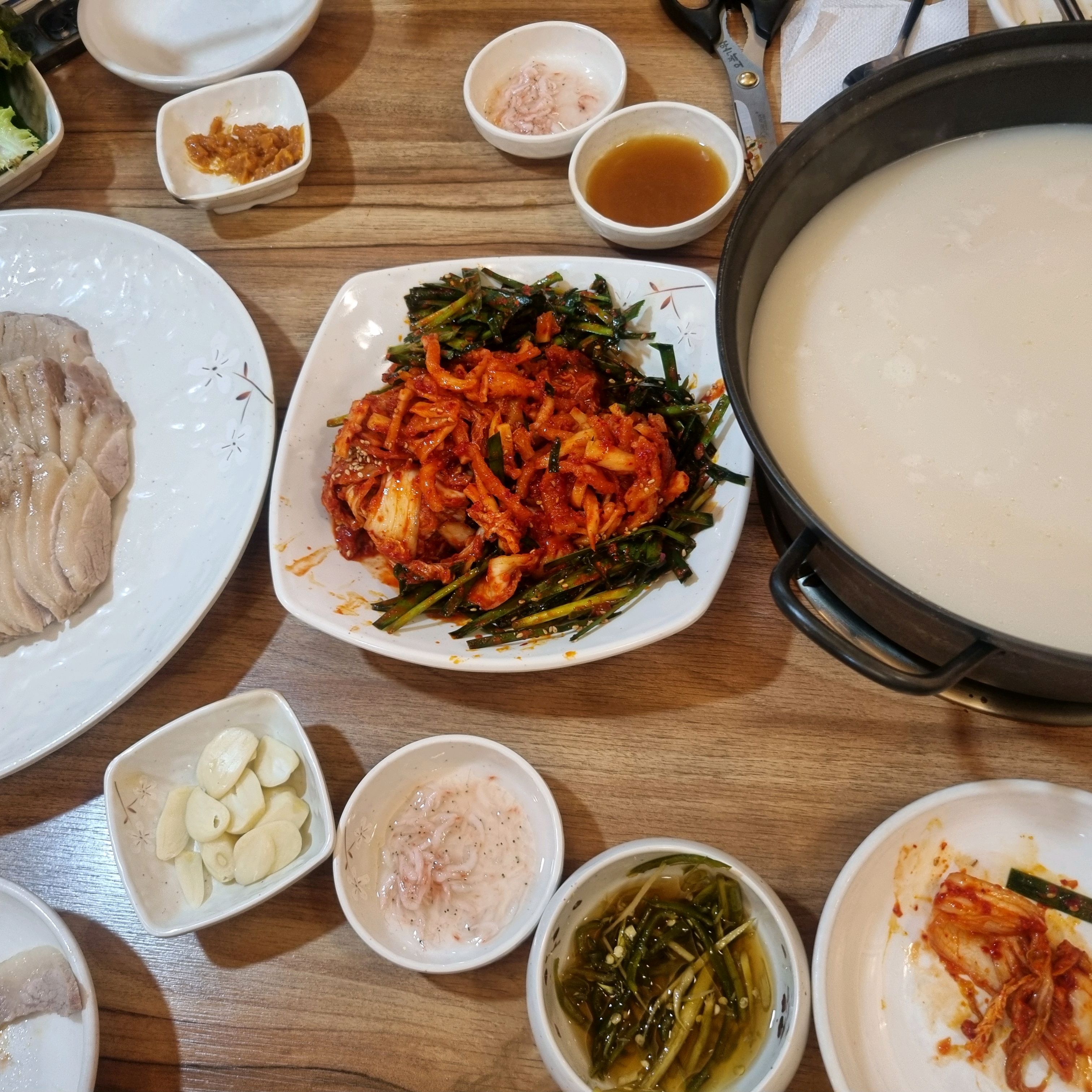 동네 지나가다 가족들과 궁금해서 들어와봤는데 보쌈이 너무 맛있어서 놀랐어요!! 야들야들하고