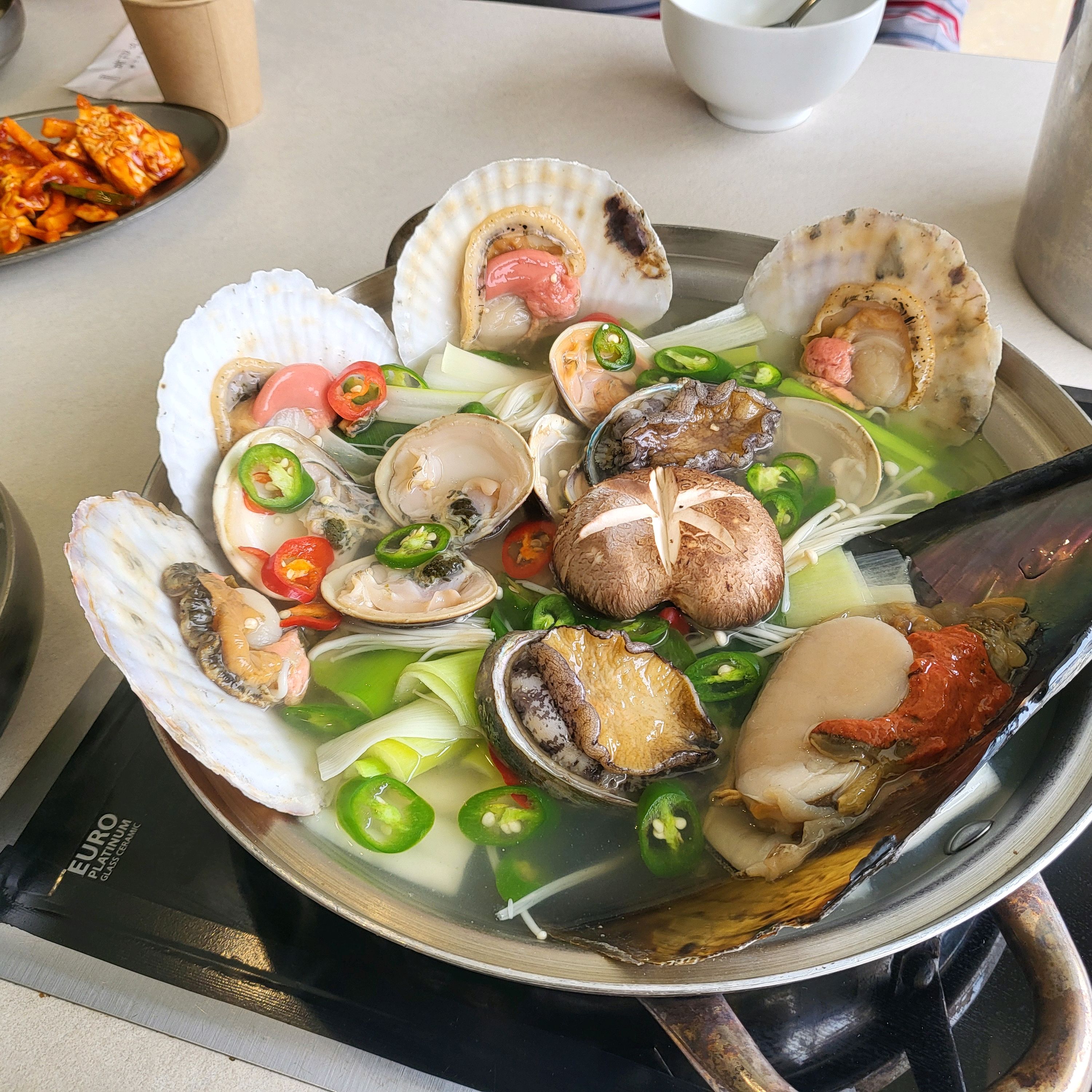 부모님 생신날 방문했는데 조돌탕은 싱싱하고 깔끔하고 맛있었어요.전복솥밥도 맛있다고하셨어요~