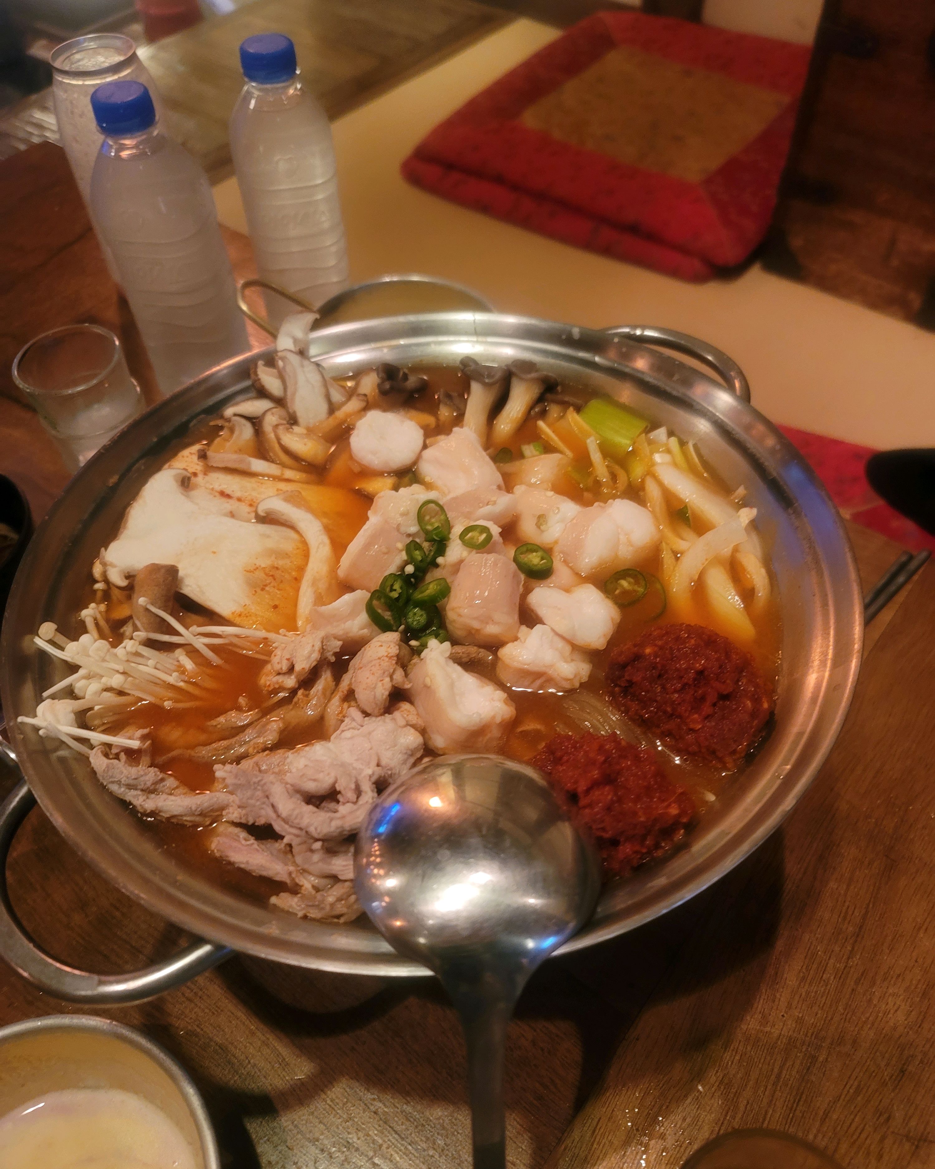 지인이 추천해서 왔는데 안주도 맛있고 술도 과일막걸리 짱 맛있고 분위기도 너무 좋아요 - 홍대 맛집 조선시대