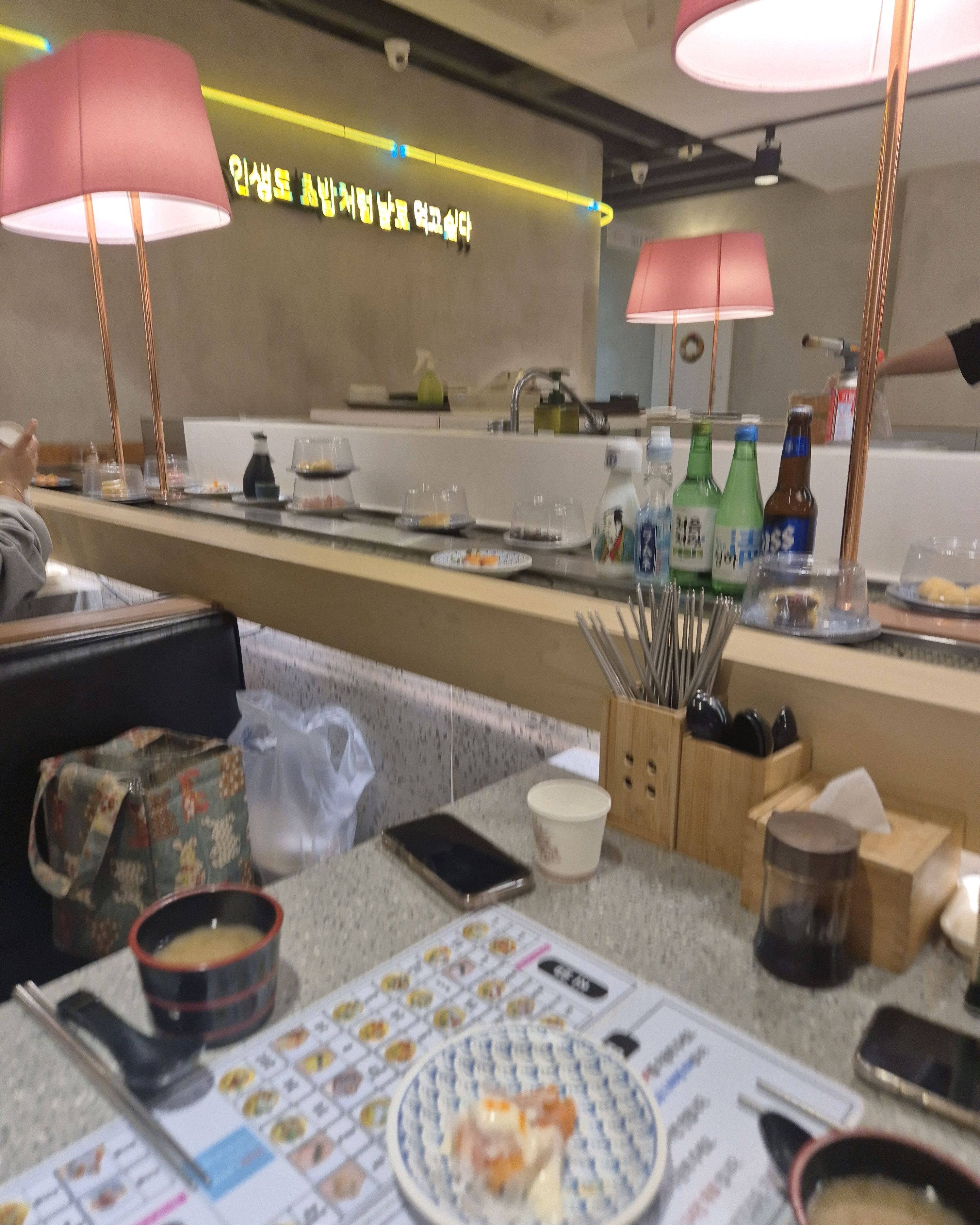 초밥먹고싶어서 왔는데 재료도 신선하고 맛있었습니다👍👍 도미뱃살이랑 우동이랑 연어 진짜 맛있