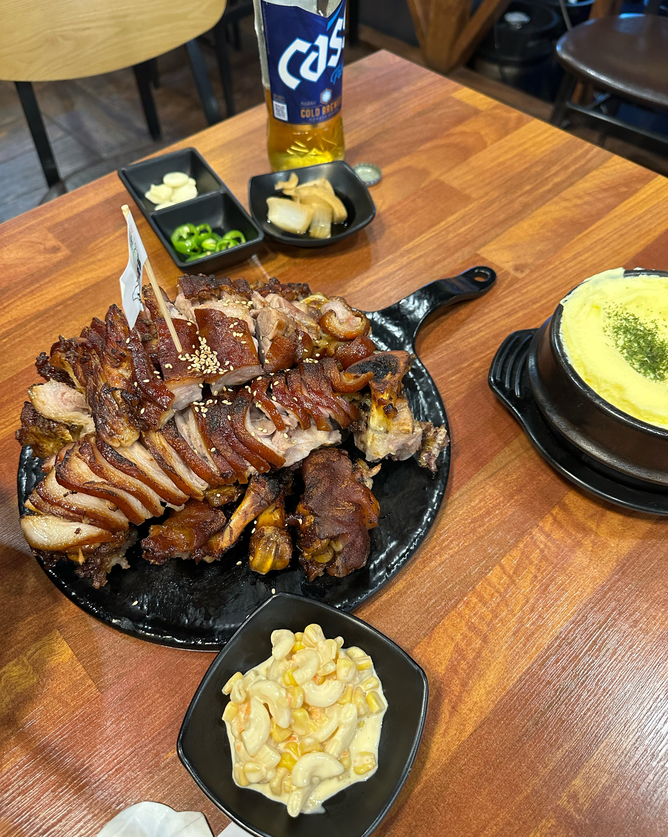 화덕족발 진짜 맛있어요! 불향이 은은하게 배어 있어서 일반 족발이랑은 확실히 다르고, 겉은