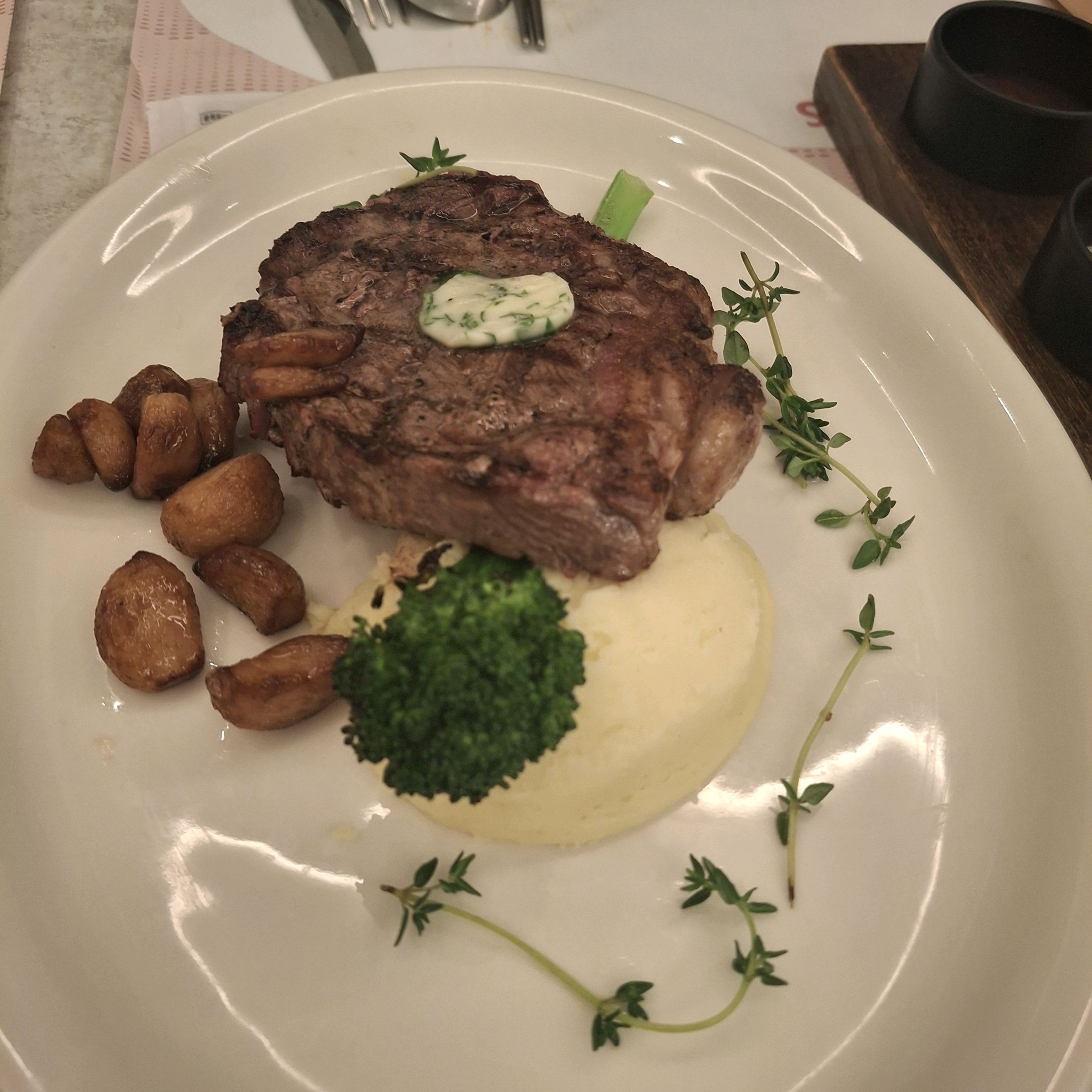 가족끼리 와서 먹기에 좋아요. 음식도 맛있고 매장이 넓어서 좋아요. 바쁜 시간대 음식이 빨