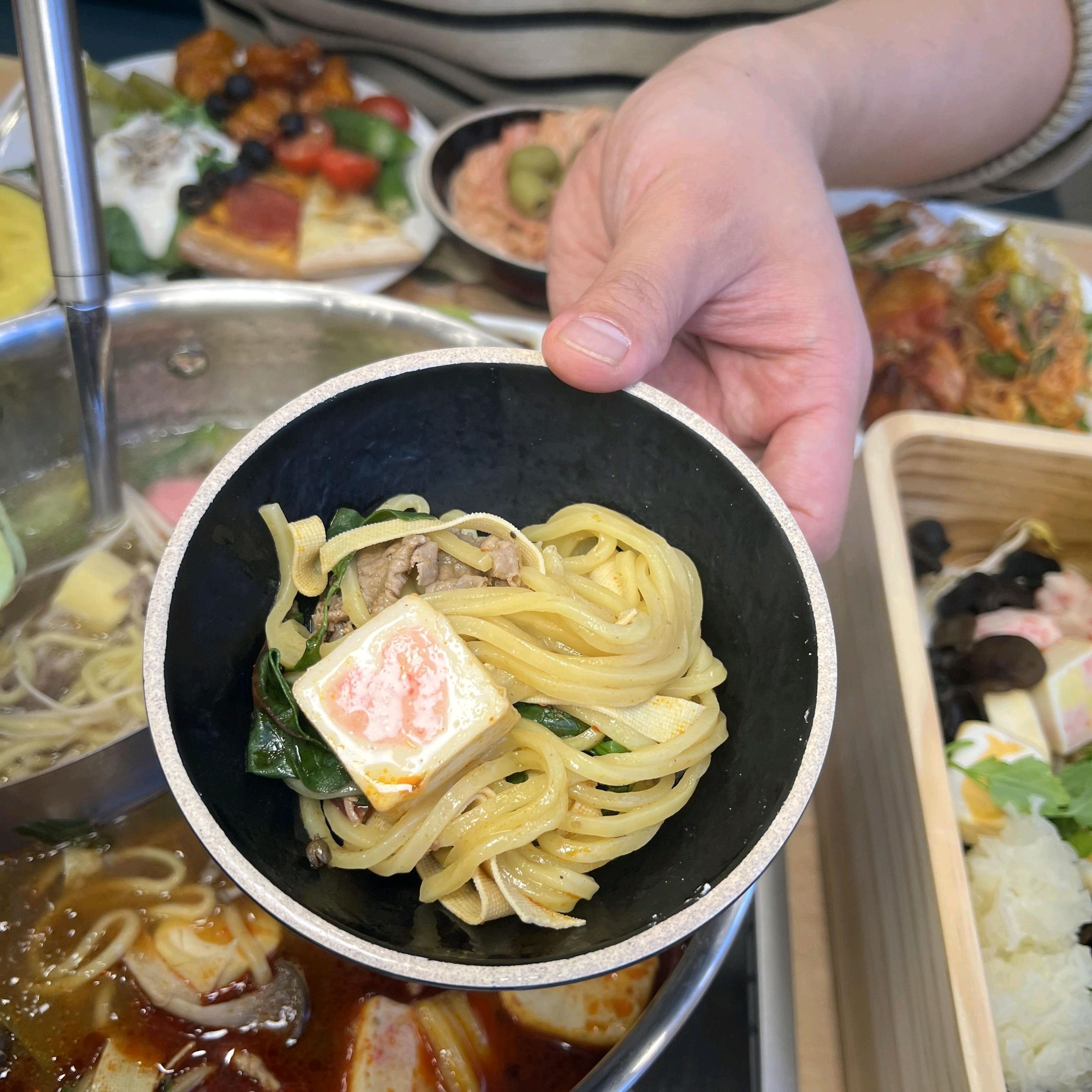 남자친구랑 둘이 소고기 샤브샤브 무제한으로 제대로 먹고 왔네요. 샐러드바도 있어서 신선한