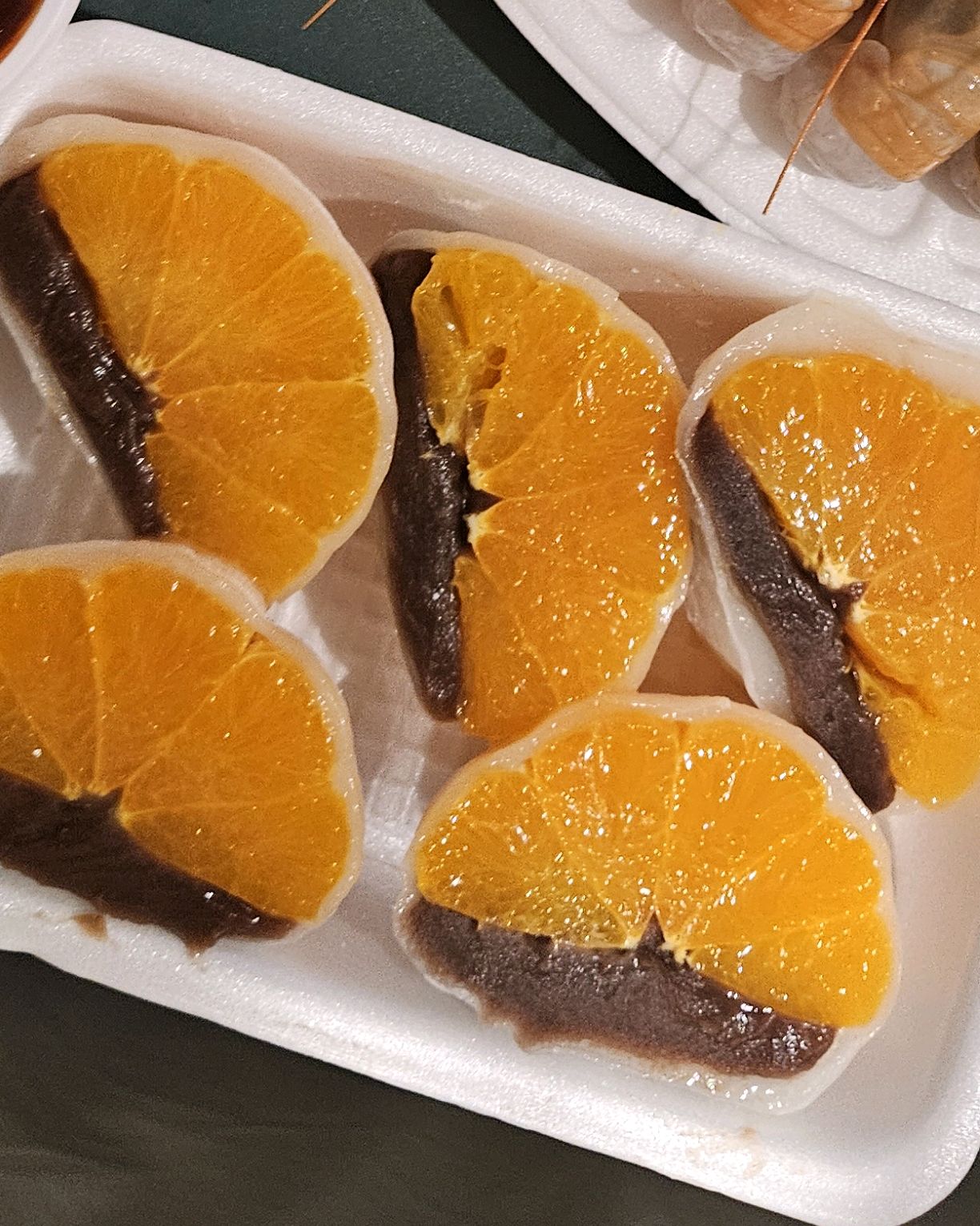 저녁 방문시 웨이팅없이 바로 구매했고 귤의 과즙과 팥, 쫄깃한 찹쌀떡의 조화가 아주 맛있었