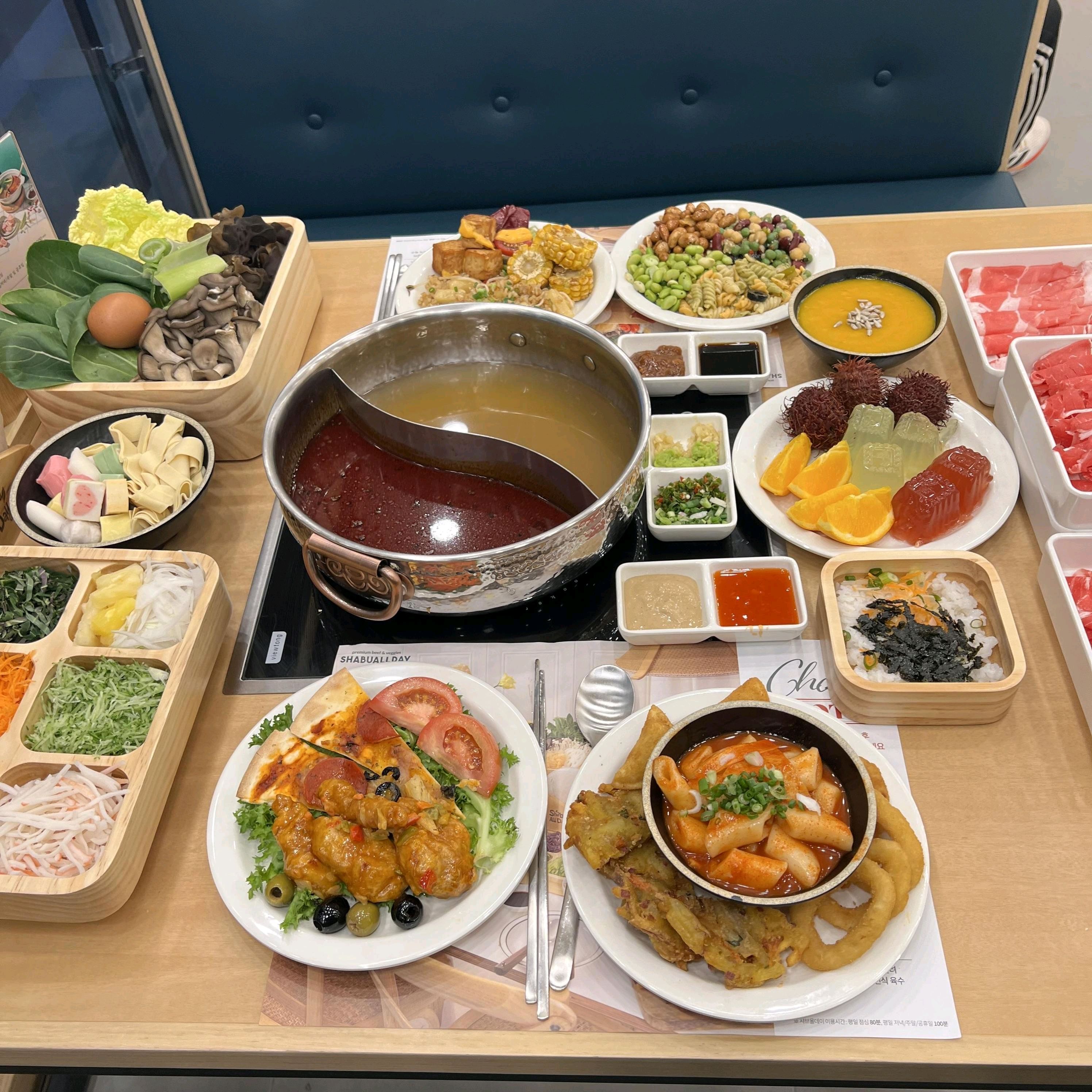 매우 맛있고 다양한 소고기 샤브는 양지,설도,목심 등 좋은 재료만 사용하여 국물 맛이 깊게