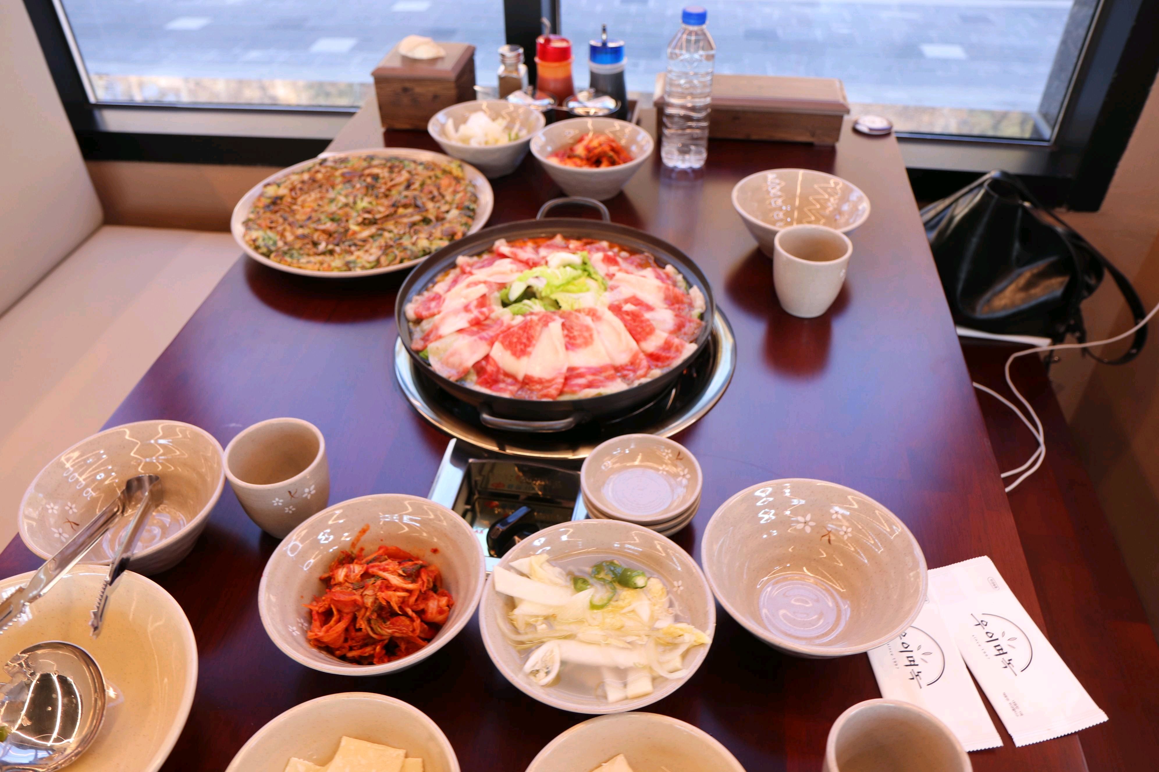 항상 갈 때마다 신선한 재료로 음식을 내주시는 게 느껴져요 한우불고기는 고기 양도 많고 마