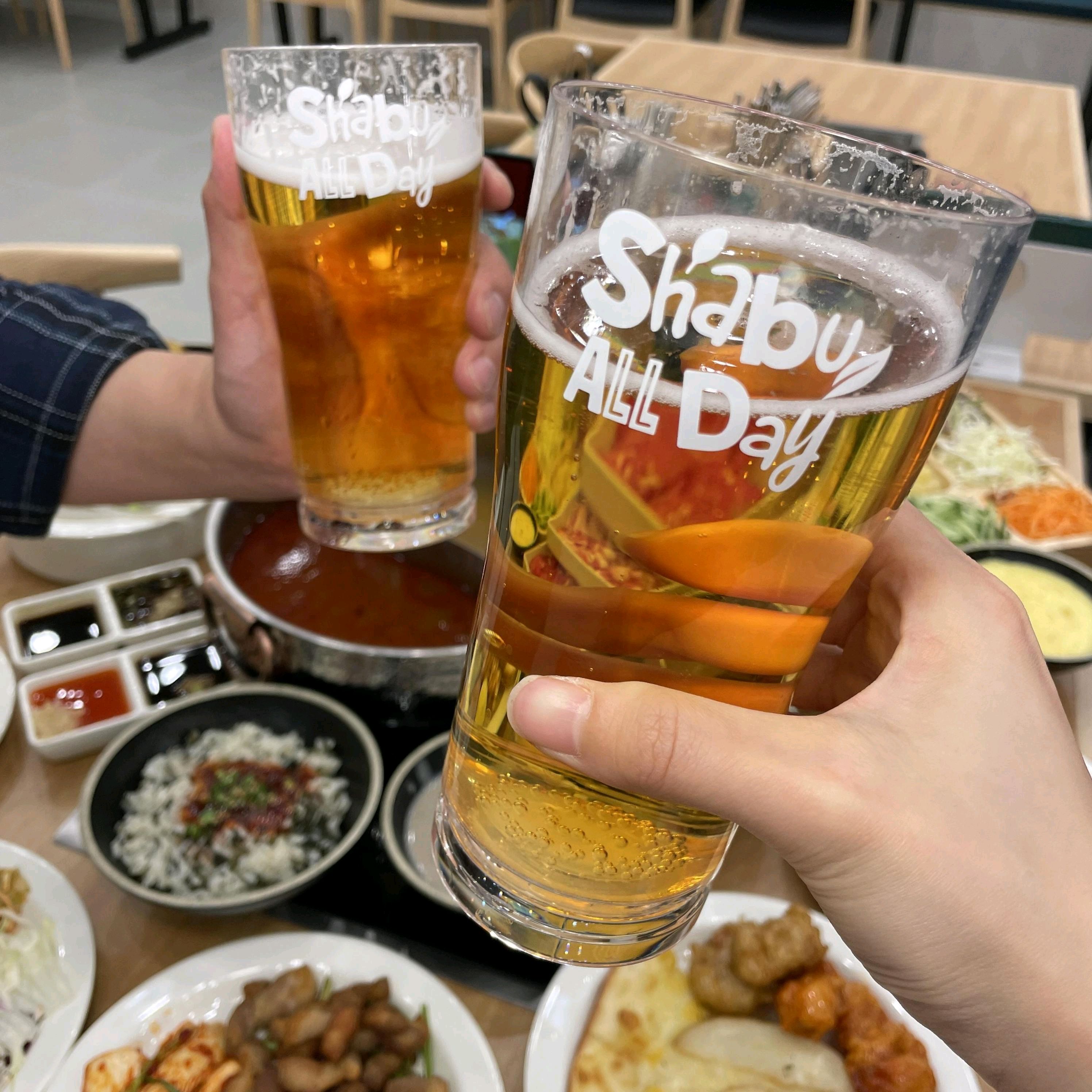 샤브샤브 먹으면서 정말 만족스러웠어요. 프리미엄 소고기 샤브가 기대 이상이었고 다양한 야채