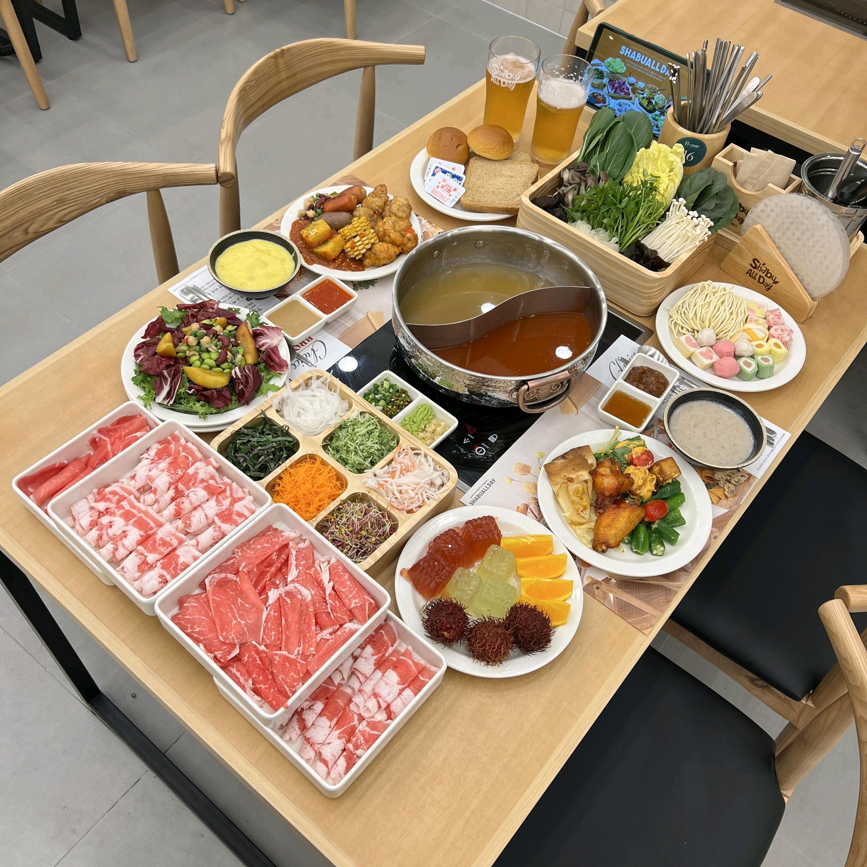 깔끔한 소고기 샤브와 다양한 샐러드 조합으로 완벽한 한 끼였어요. 무제한으로 즐길 수 있어