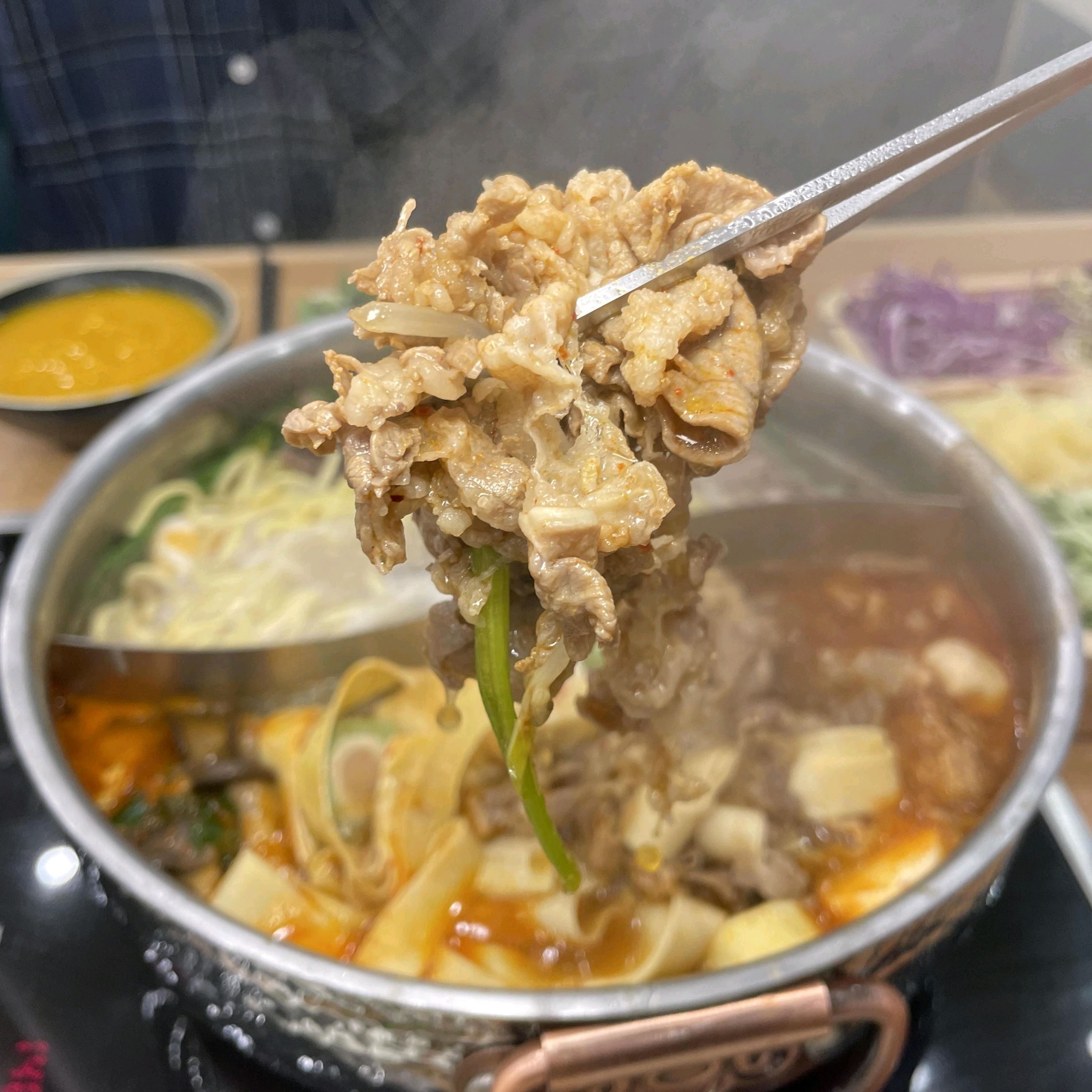 가족들과 함께 샤브샤브 즐기러 와봤어요 무제한으로 신선한 야채에 프리미엄 소고기까지 모두