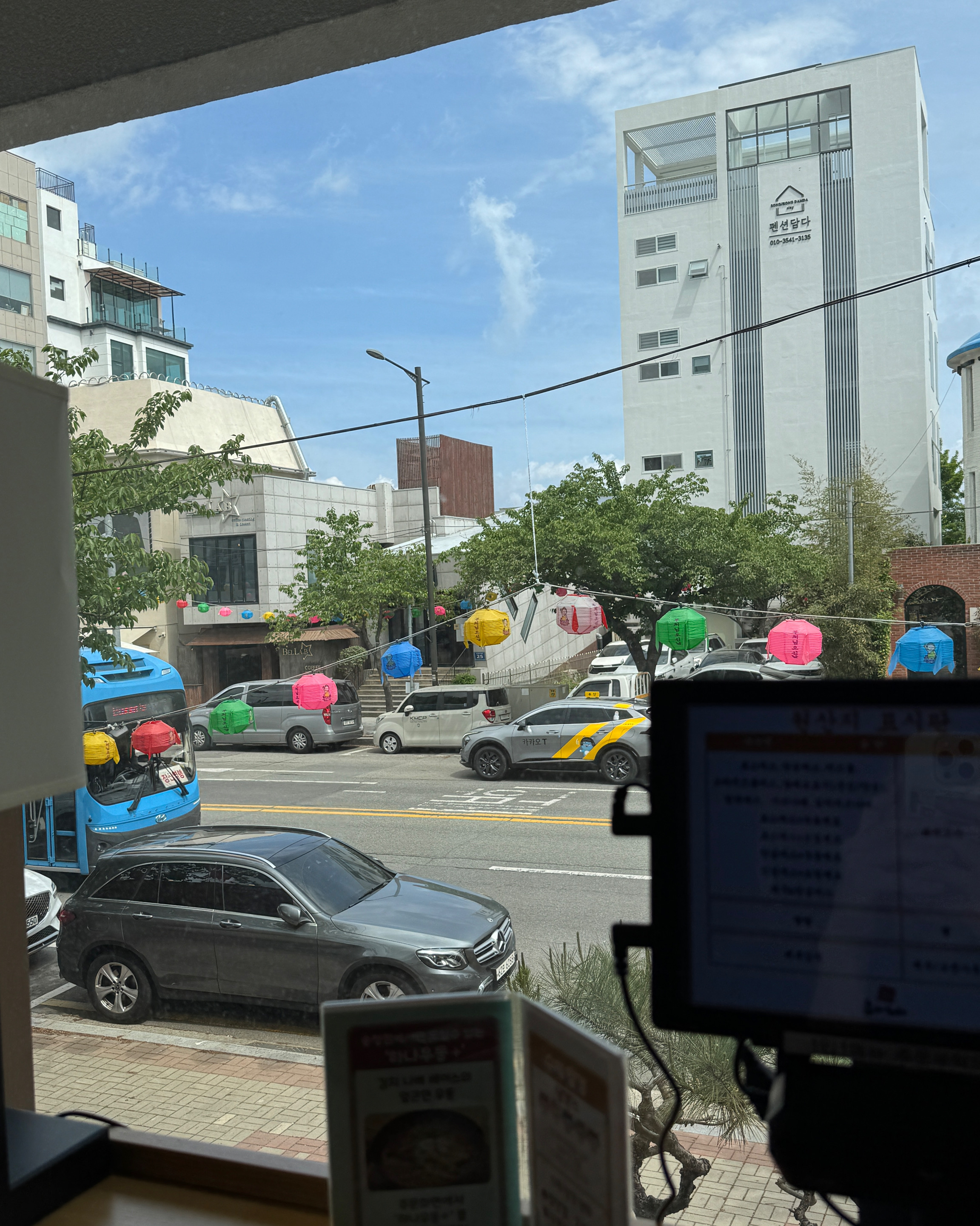 밖을 보면서 먹는 자리가 있어서 아이가 심심하지 않게 음식 나오는 시간을 기다릴 수 있었습