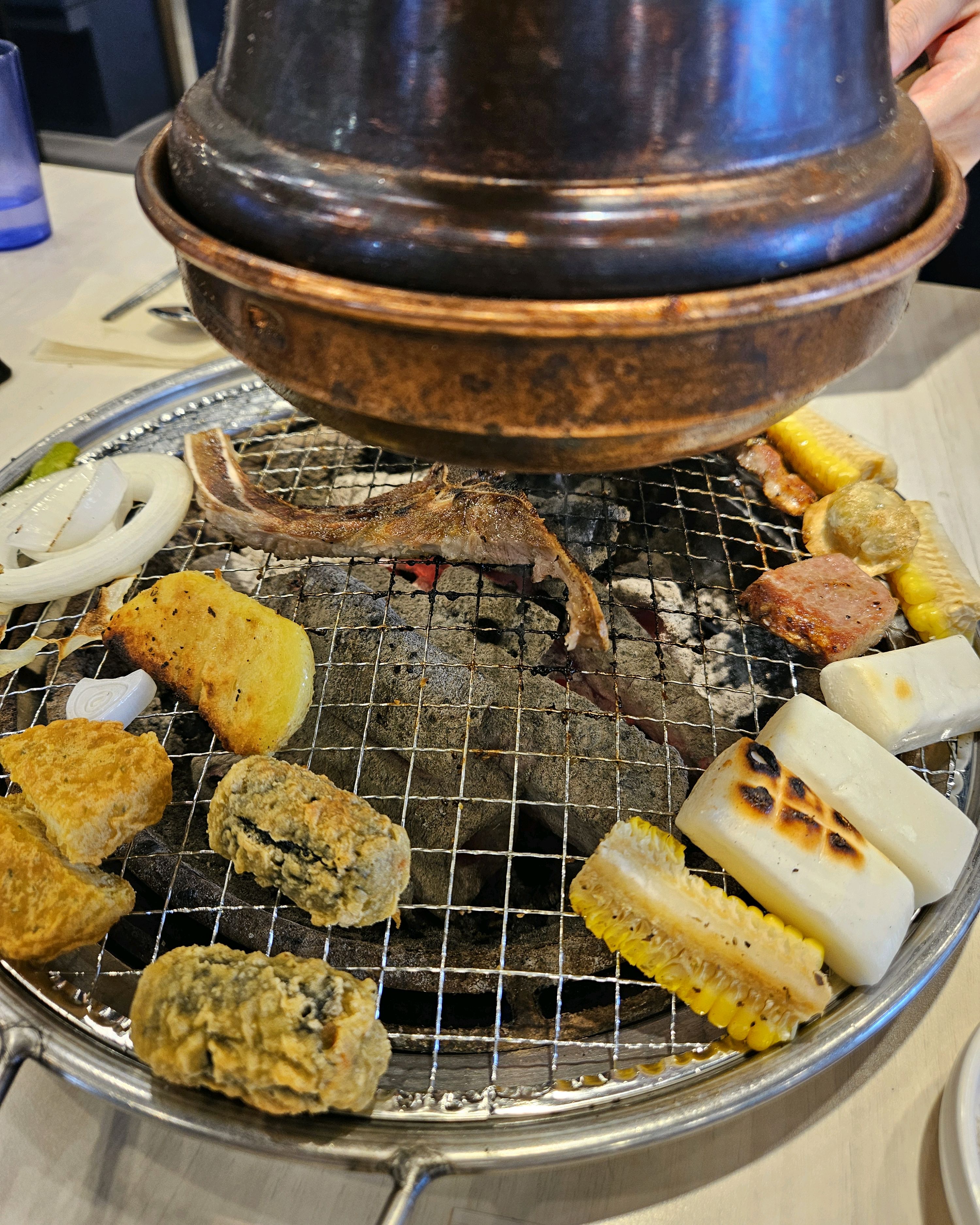 평일 점심에 부모님 모시고 방문 해서 다양한 종류의 밑반찬과 고기를 즐기고 왔습니다 고기