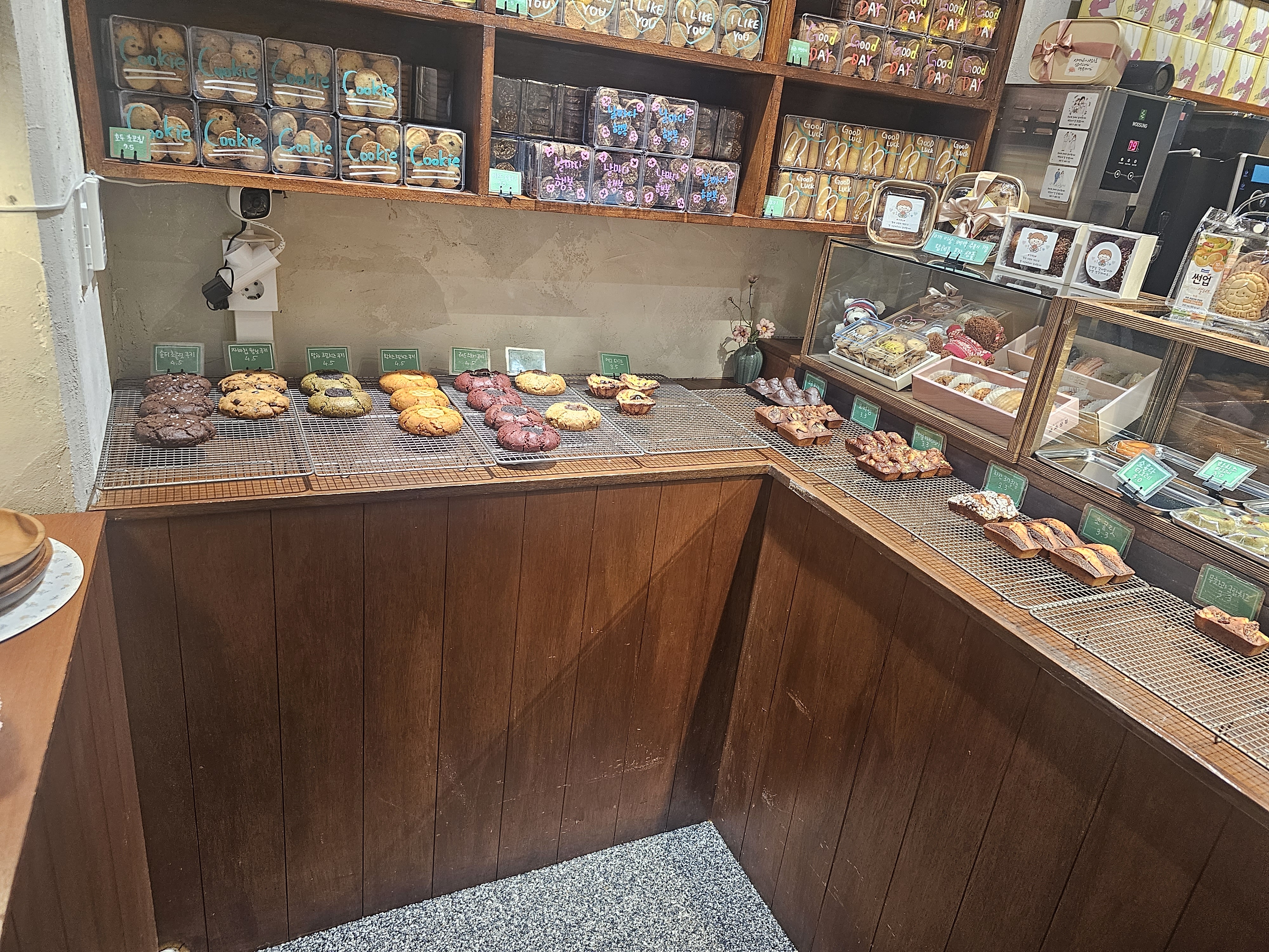 아는 선생님이 선물해주신 휘낭시에가 너무 맛있었어서 직접 찾아왔습니다:) 멀긴하지만 생각나