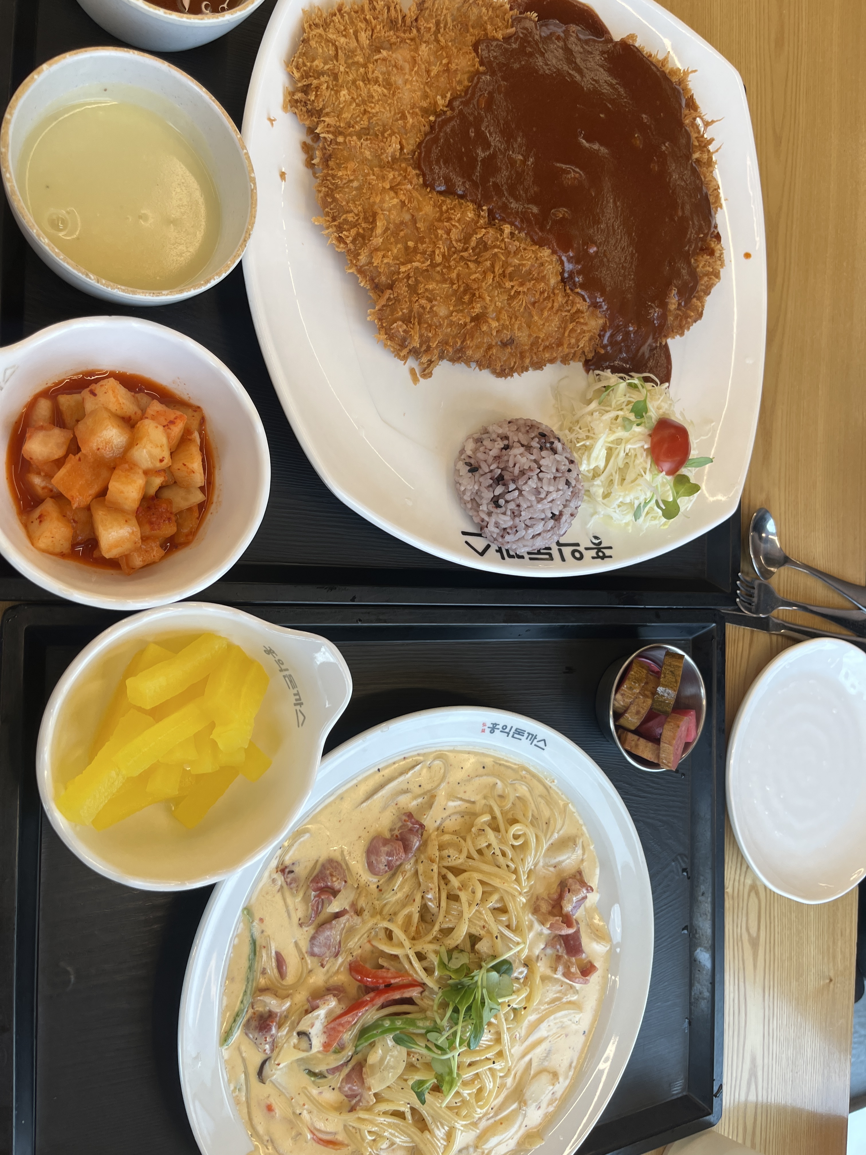 너무 맛있어요!!! 또 먹고 싶어요 크림파스타가 찐해뇨 🩷🩷🤍🤍💜💙🧡💚🩵💛💖 - 경주월드 근처 맛집 홍익돈까스 경주점