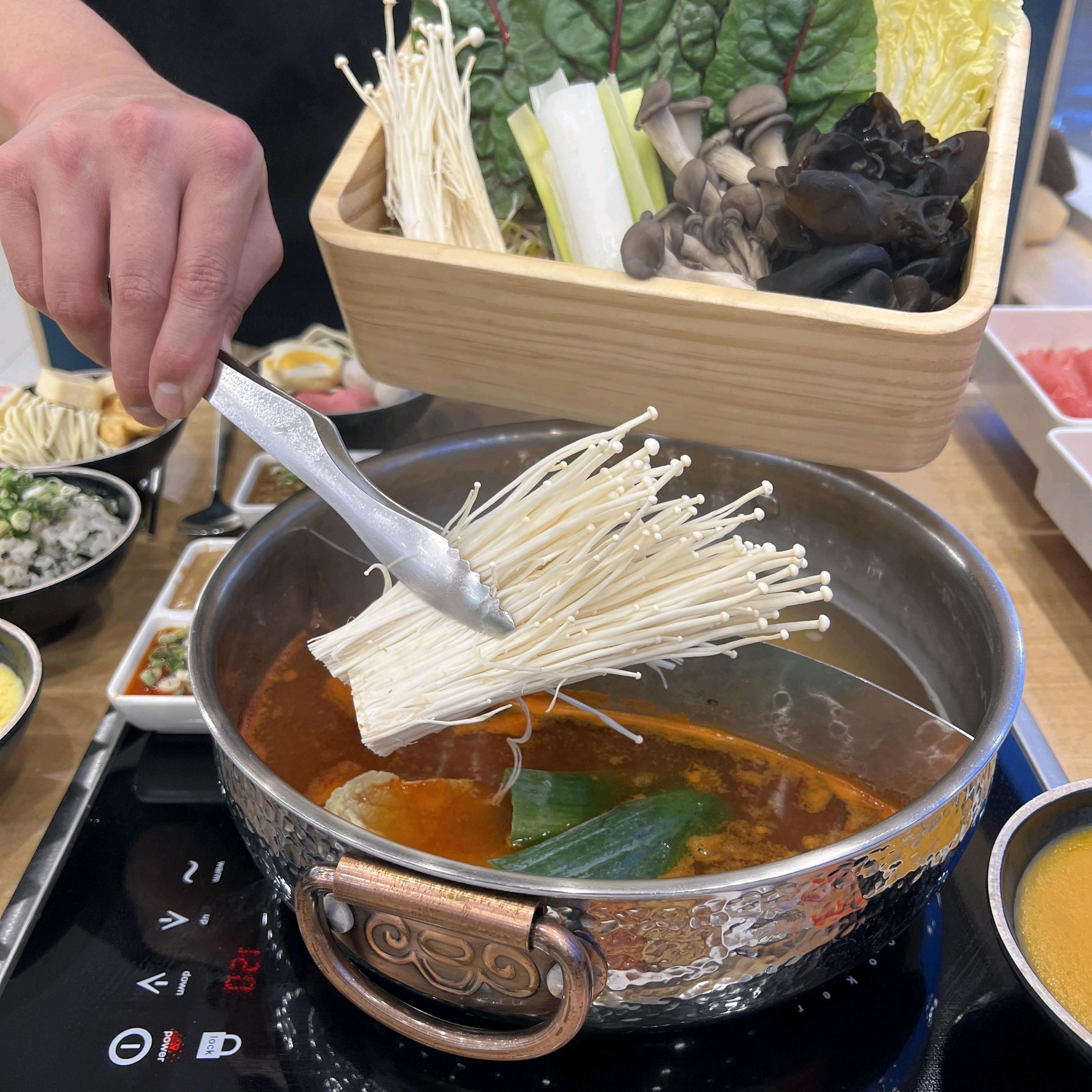 서비스가 친절하고 샐러드바도 다양하게 마련되어 있어서 아이들과 함께 먹기 좋았어요 소고기