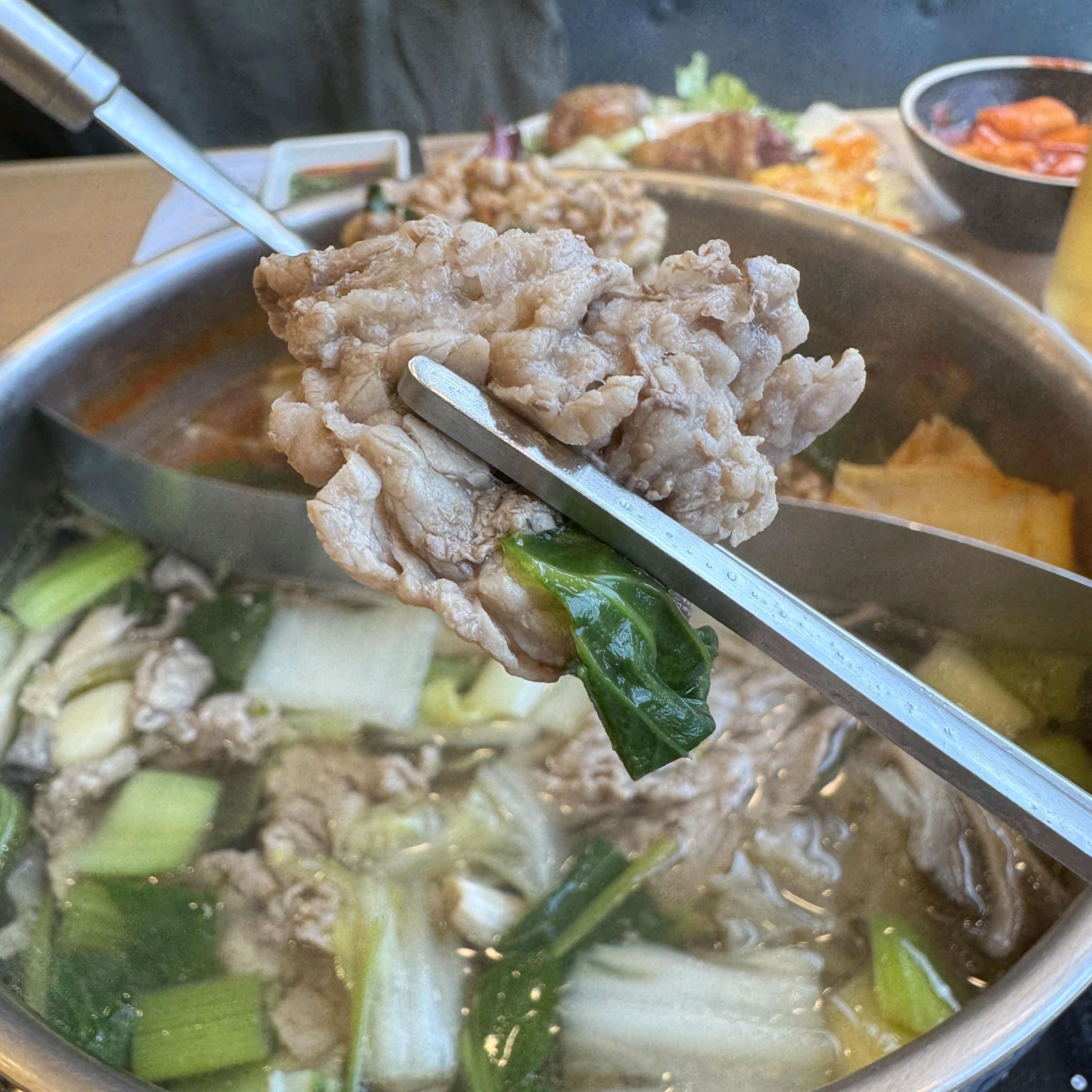친구들과 함께 모여 소고기 샤브샤브 먹으니 대화가 더 즐거워지는 것 같아요~ 고기가 신선해