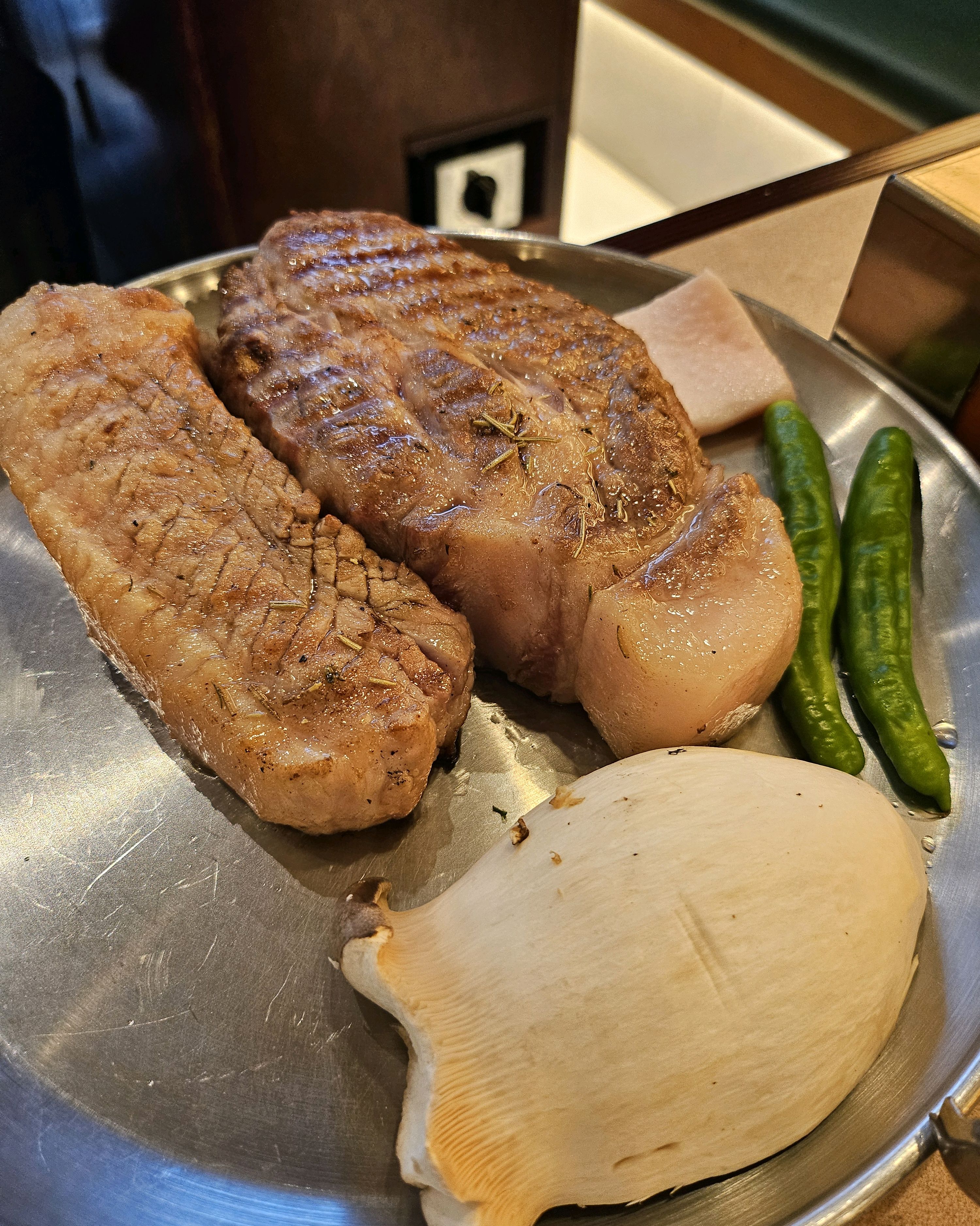 3년만에 제주도 방문 후 첫끼로 흑돼지맛집을 찾아왔네요~ 역시 화면에서 보는것처럼 두께감 