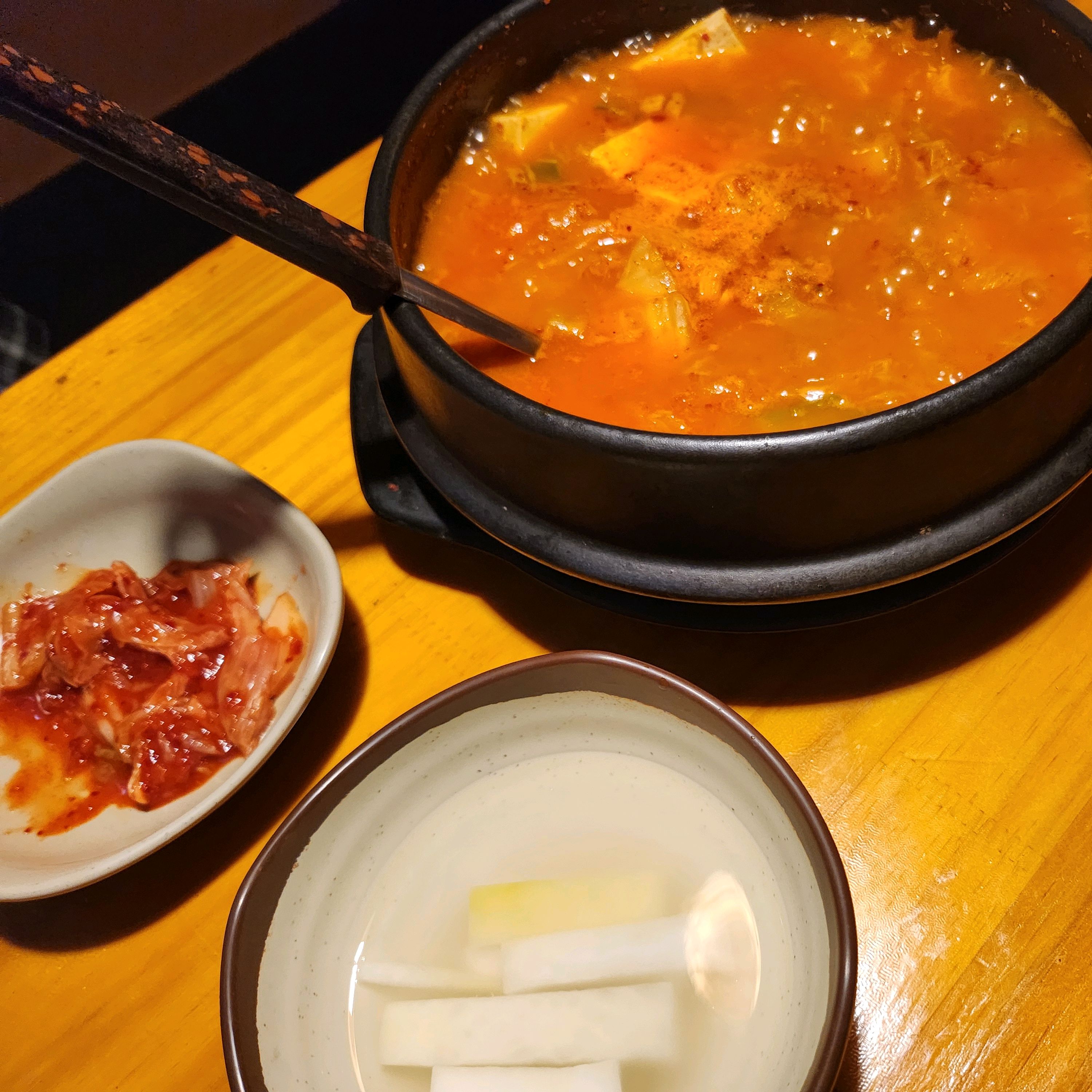 비오는날에 오기 좋은 곳이에요♡ 참치김치찌개 너무 맛있네요. 분위기는 덤이고 너무 잘먹었습