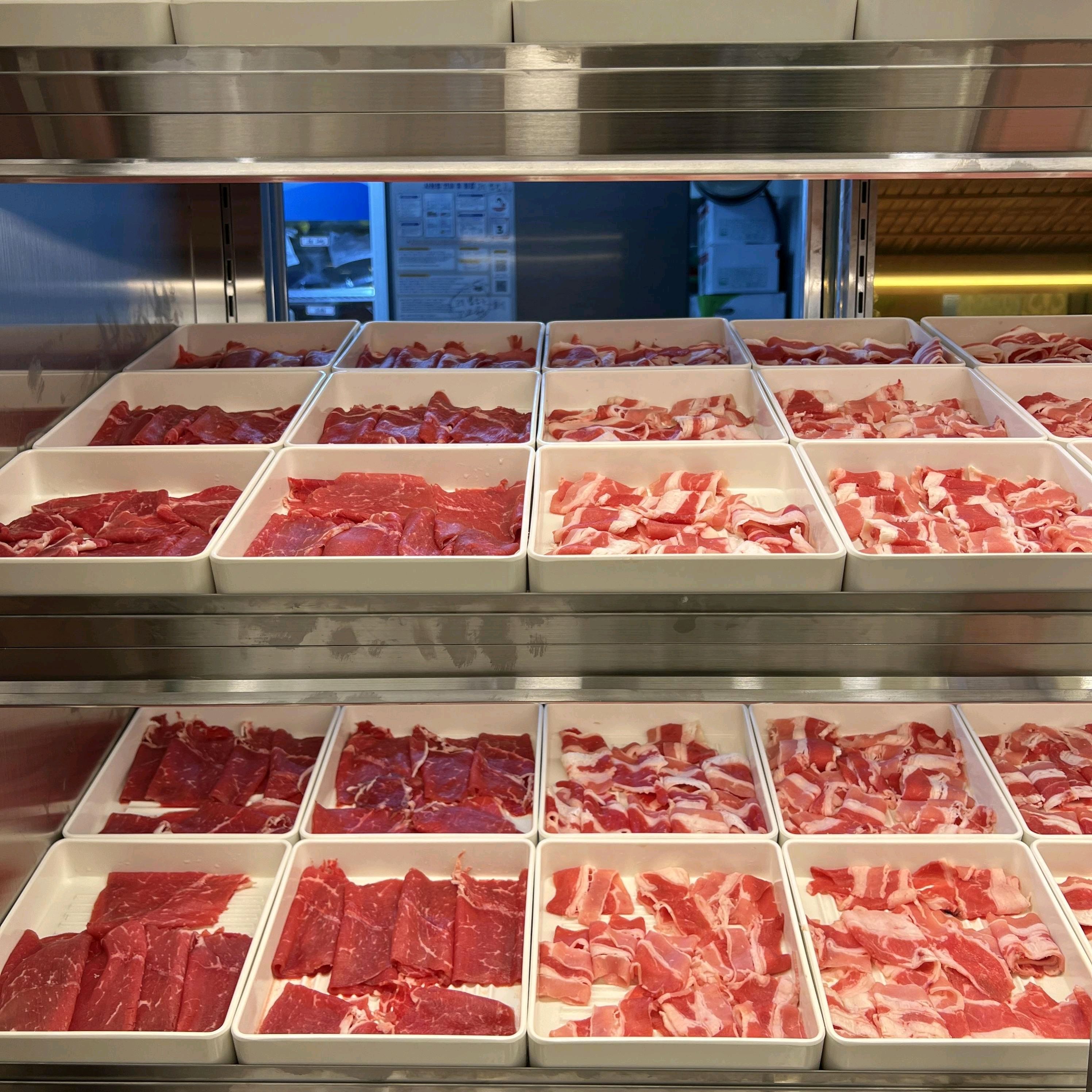 소고기 샤브샤브 맛있게 먹었어요 샐러드바와 핫푸드 다양한 메뉴도 상당히 알차게 구성되어 있