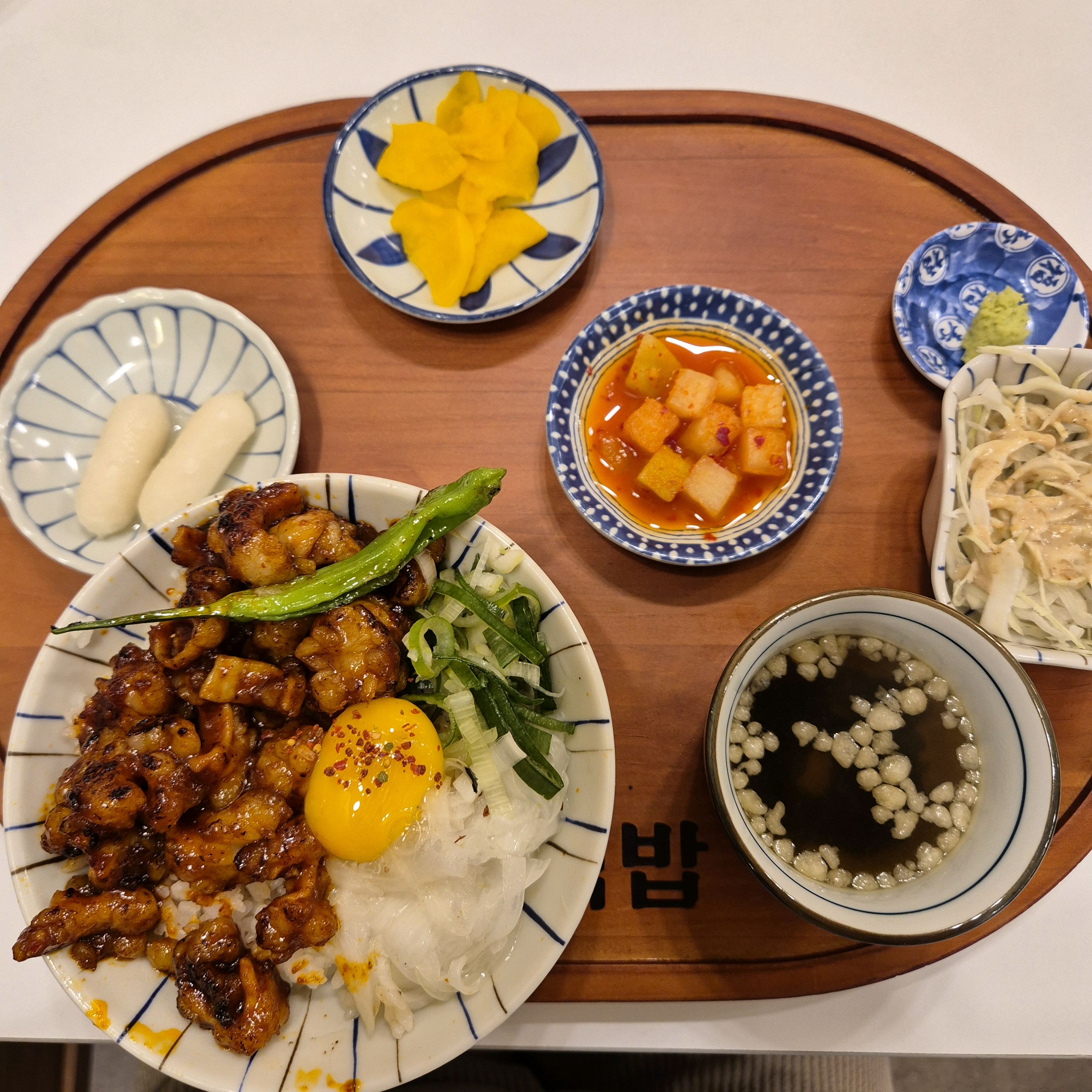 음식 맛있고 구성도 알차고 매장이 깨끗해서 좋아요. 2층이라 조용하게 식사할 수 있다보니