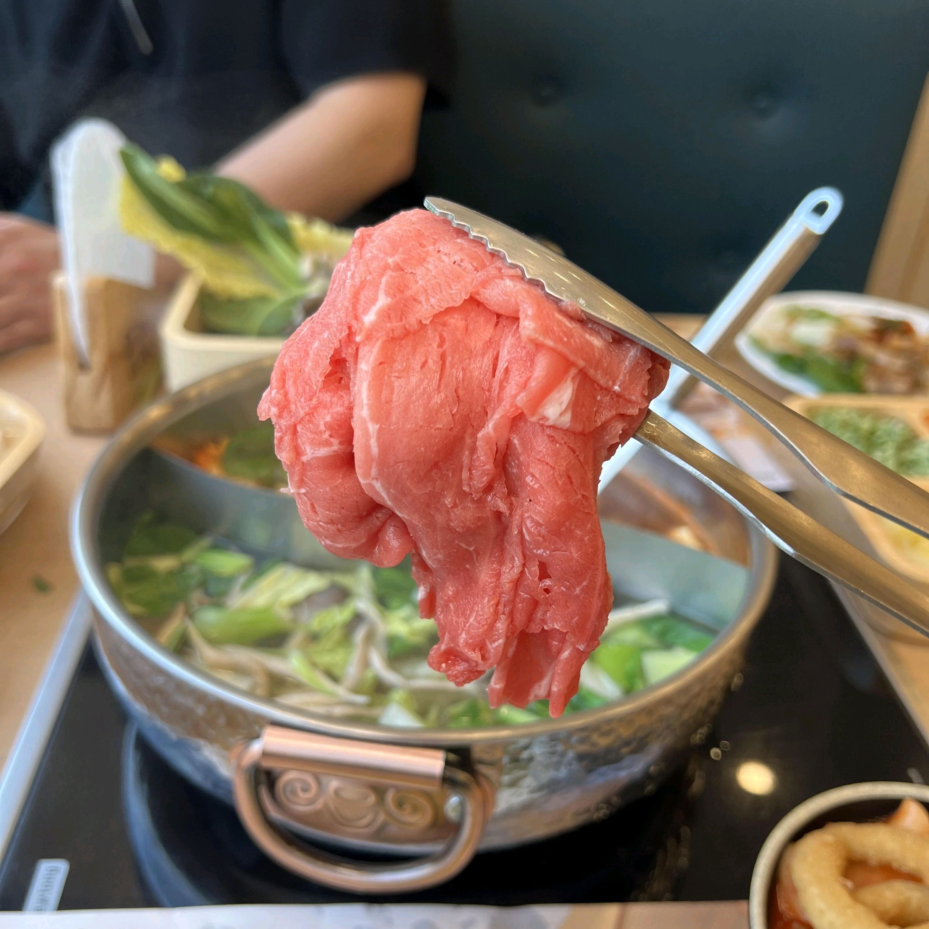 서비스도 친절하고 직원분들이 신경 많이 써주셔서 가족들이랑 함께 편하게 식사했어요 소고기