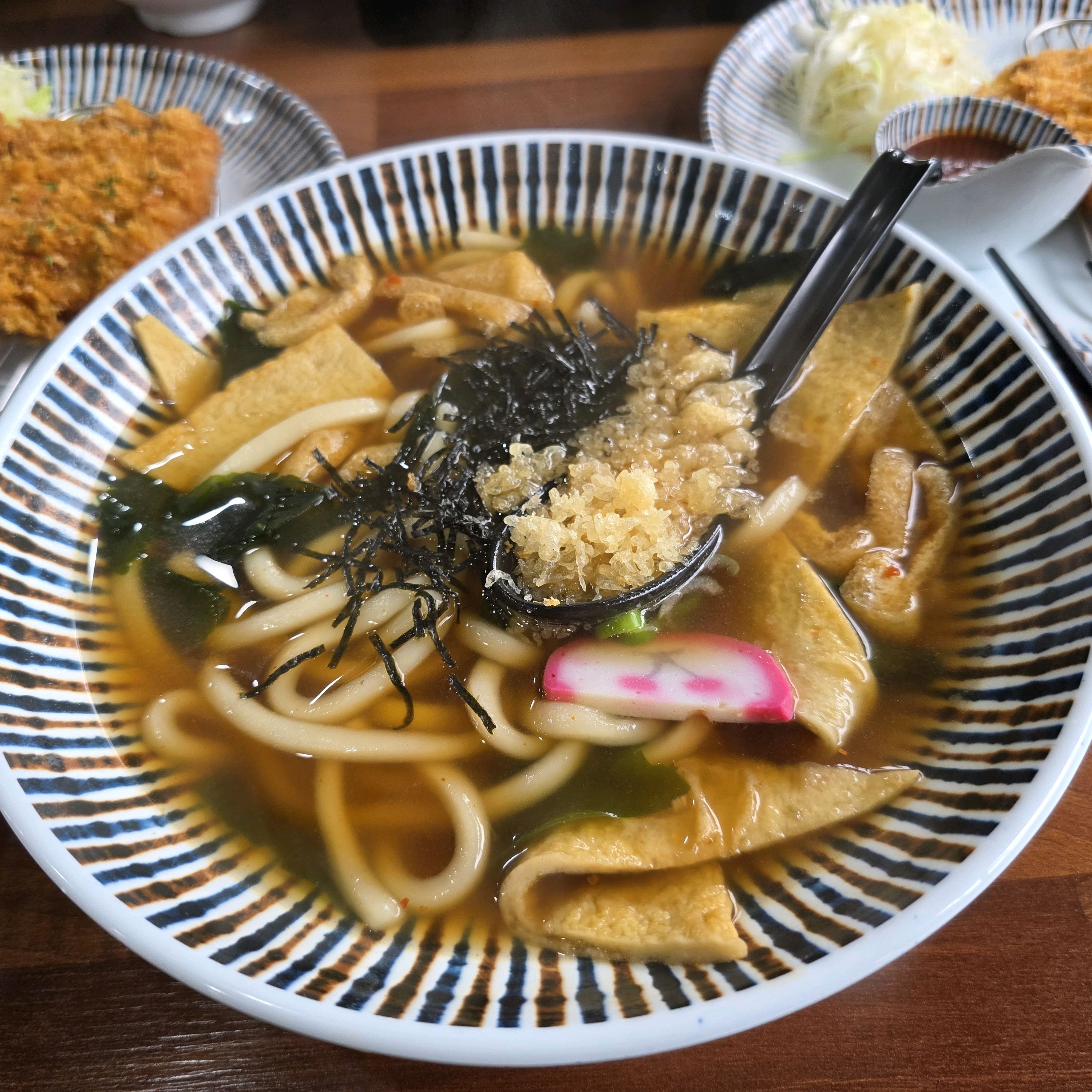 오우 돈까스도 부드럽게 맛있고 요즘 먹어본 소바 중에 젤로 맛나요~~ 우동도 얼큰하니 맛있